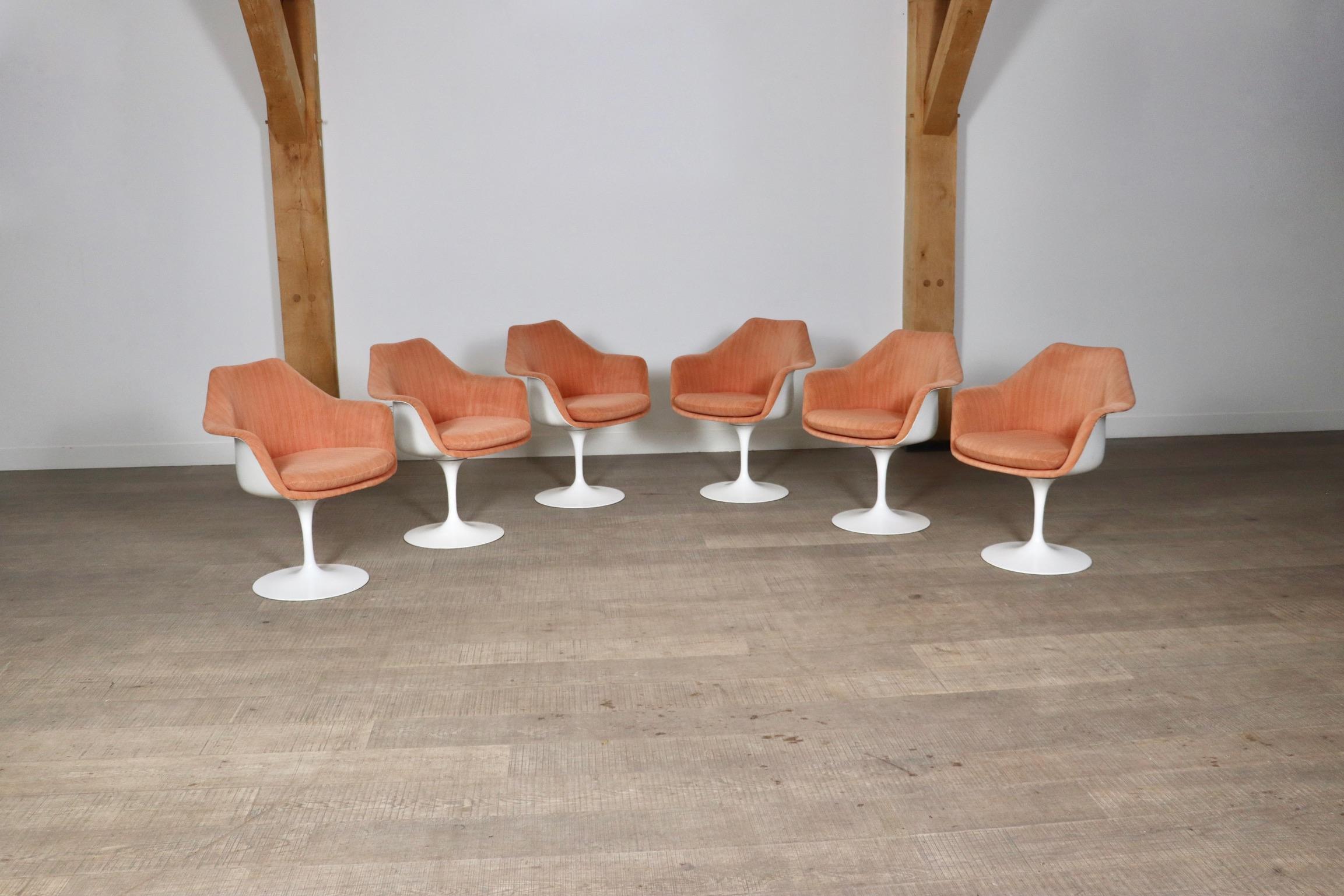 Amazing set of 6 Tulip chairs in original coral upholstery by great designer Eero Saarinen, created in 1956. This particular set all have a swivel base, and are all individually marked.

The design has obtained awards such as Museum of Modern Art