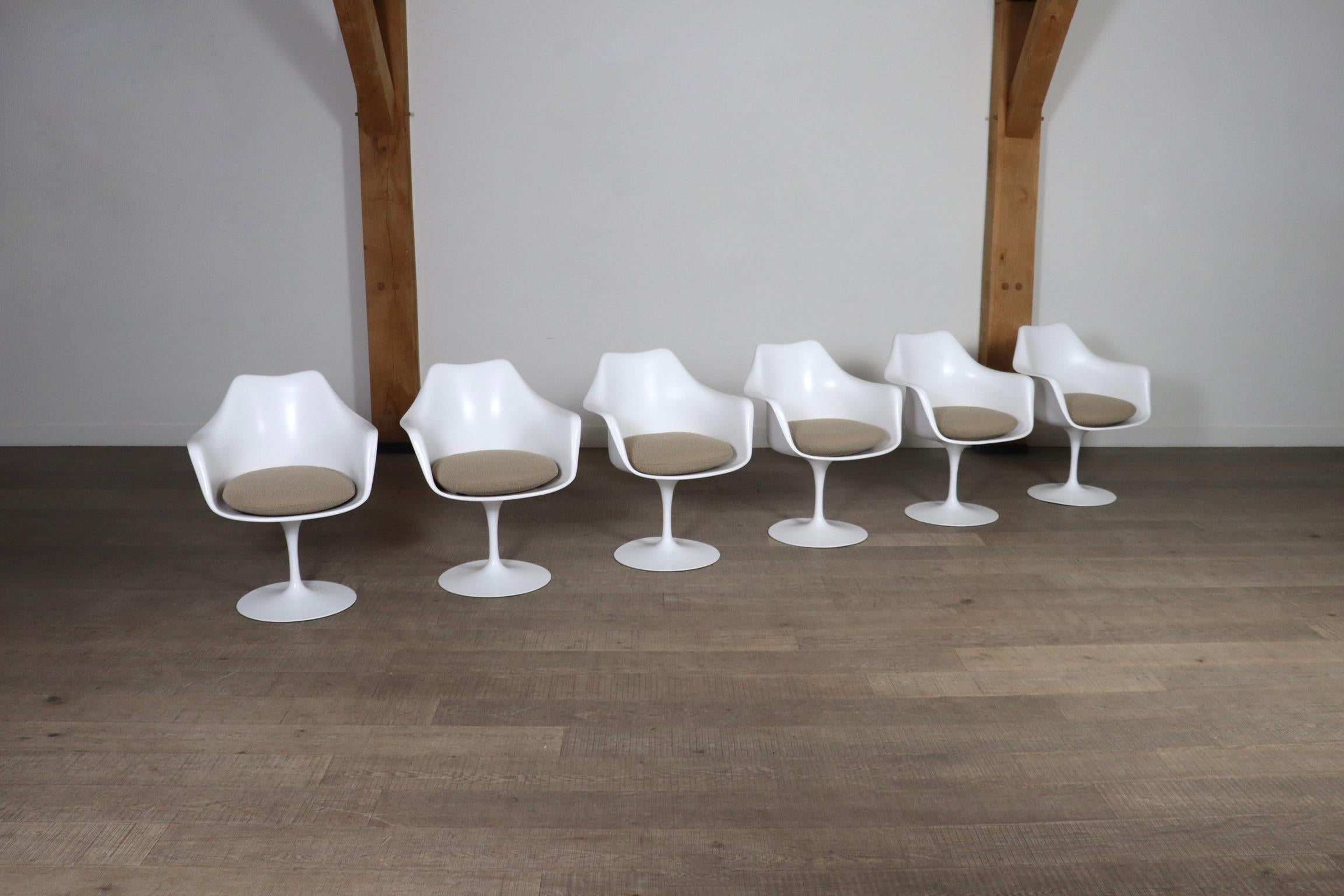 Incredibile set di 6 sedie Tulip con imbottitura in bouclé beige del celebre designer Eero Saarinen e prodotte da Knoll International, anni '70.

Questo particolare set è dotato di braccioli e di cuscini di seduta appena imbottiti in un bellissimo