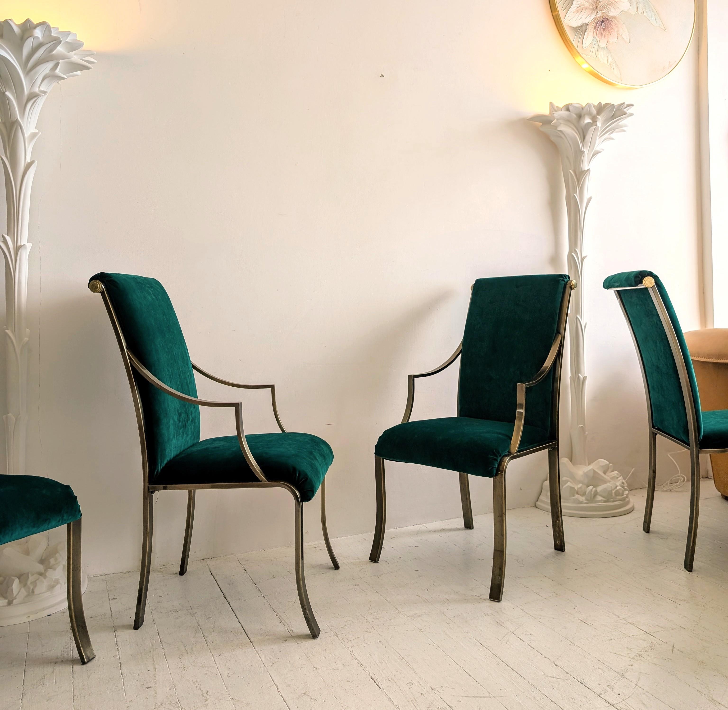 Set di sei eleganti oggetti in acciaio e ottone di Milo Baughman per il Design Institute America (DIA), anni '70 circa. Finitura in ottone brunito, con schienali a voluta e tondi in ottone dorato in stile deco. Due intagliatori, quattro sedie
