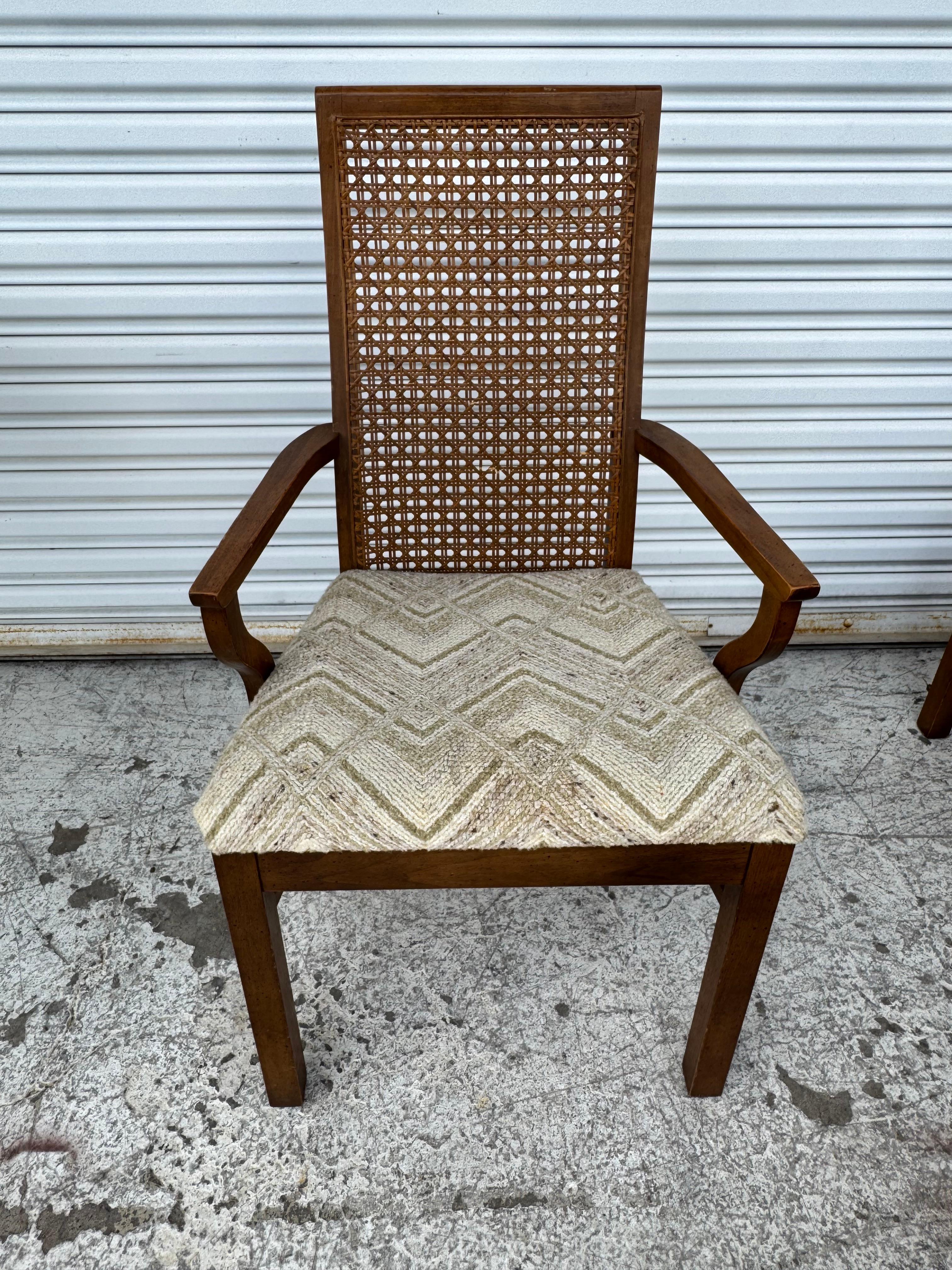 Este anuncio es para un juego de 6 sillas de comedor de muebles Drexel.
Las sillas tienen respaldo de caña y asiento tapizado.
Hay 2 sillas de capitán y 4 sillas auxiliares.
Las sillas son de nogal.