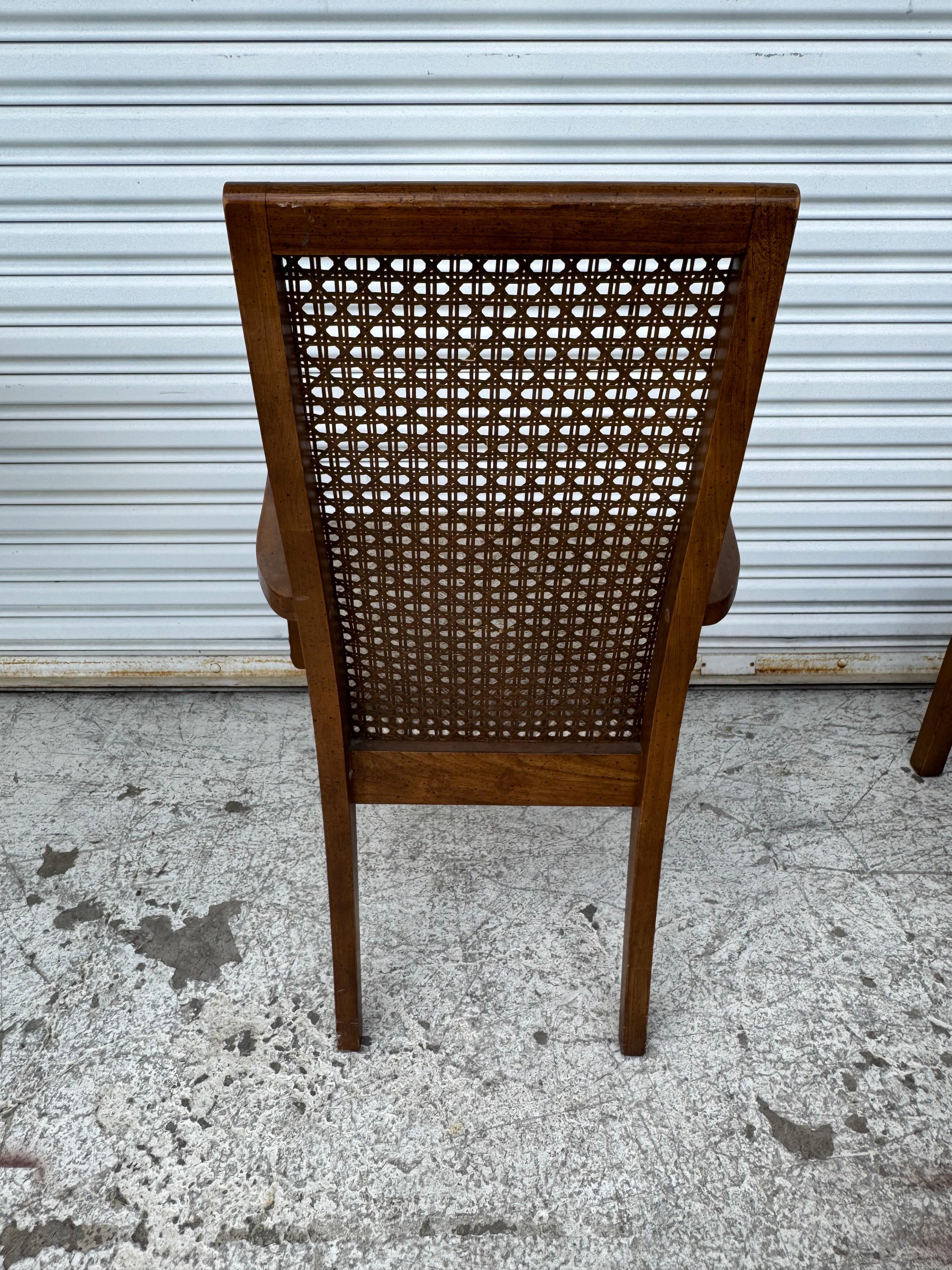 Juego de 6 sillas de comedor con respaldo de caña de nogal vintage by Drexel Estadounidense en venta