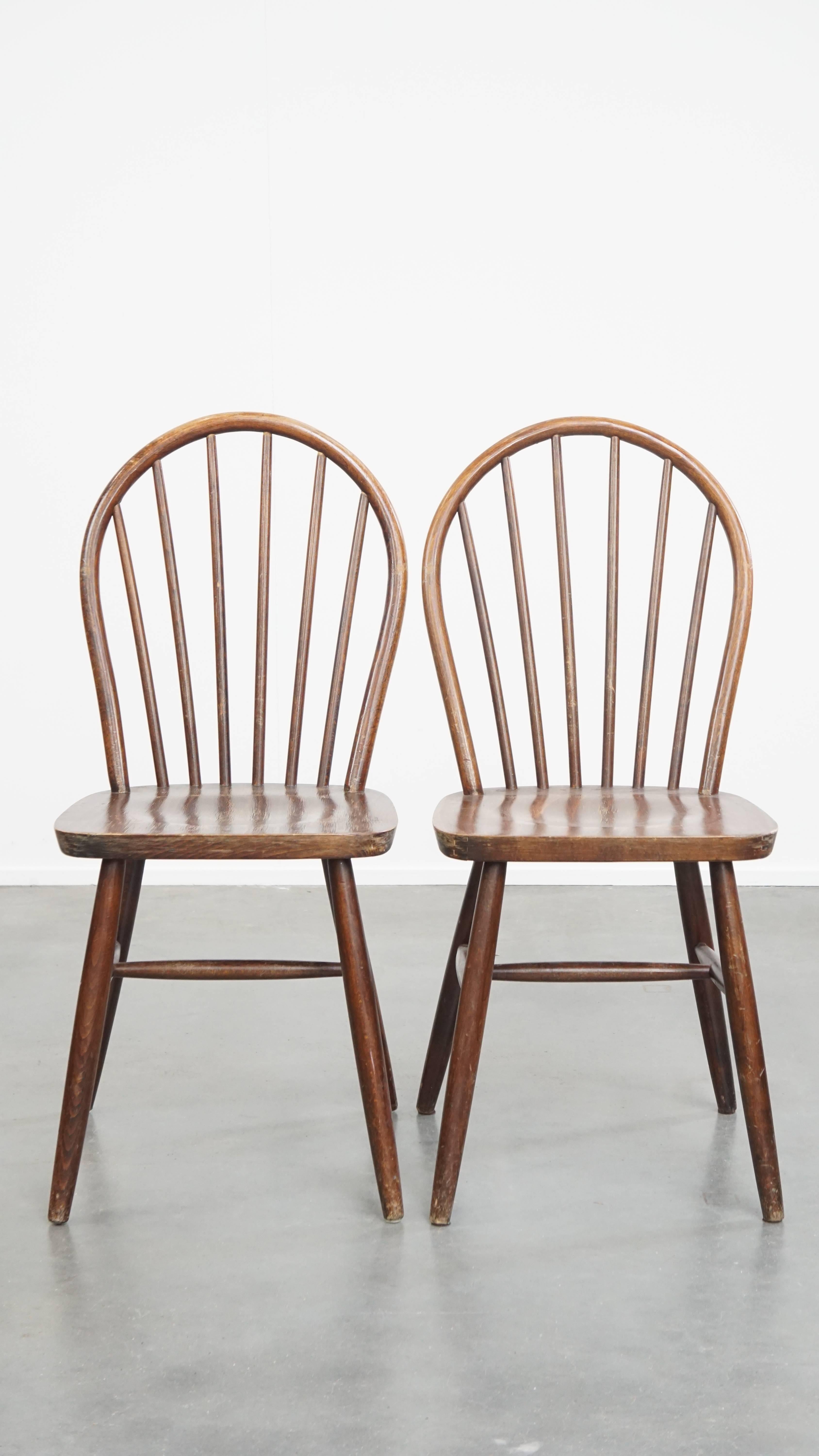 Offert ici cet ensemble de 6 chaises Windsor en bois vintage des années 1970 dans le style anglais.

Ces magnifiques chaises Windsor vintage des années 1970 sont très polyvalentes. Ils sont non seulement parfaits pour une utilisation domestique,