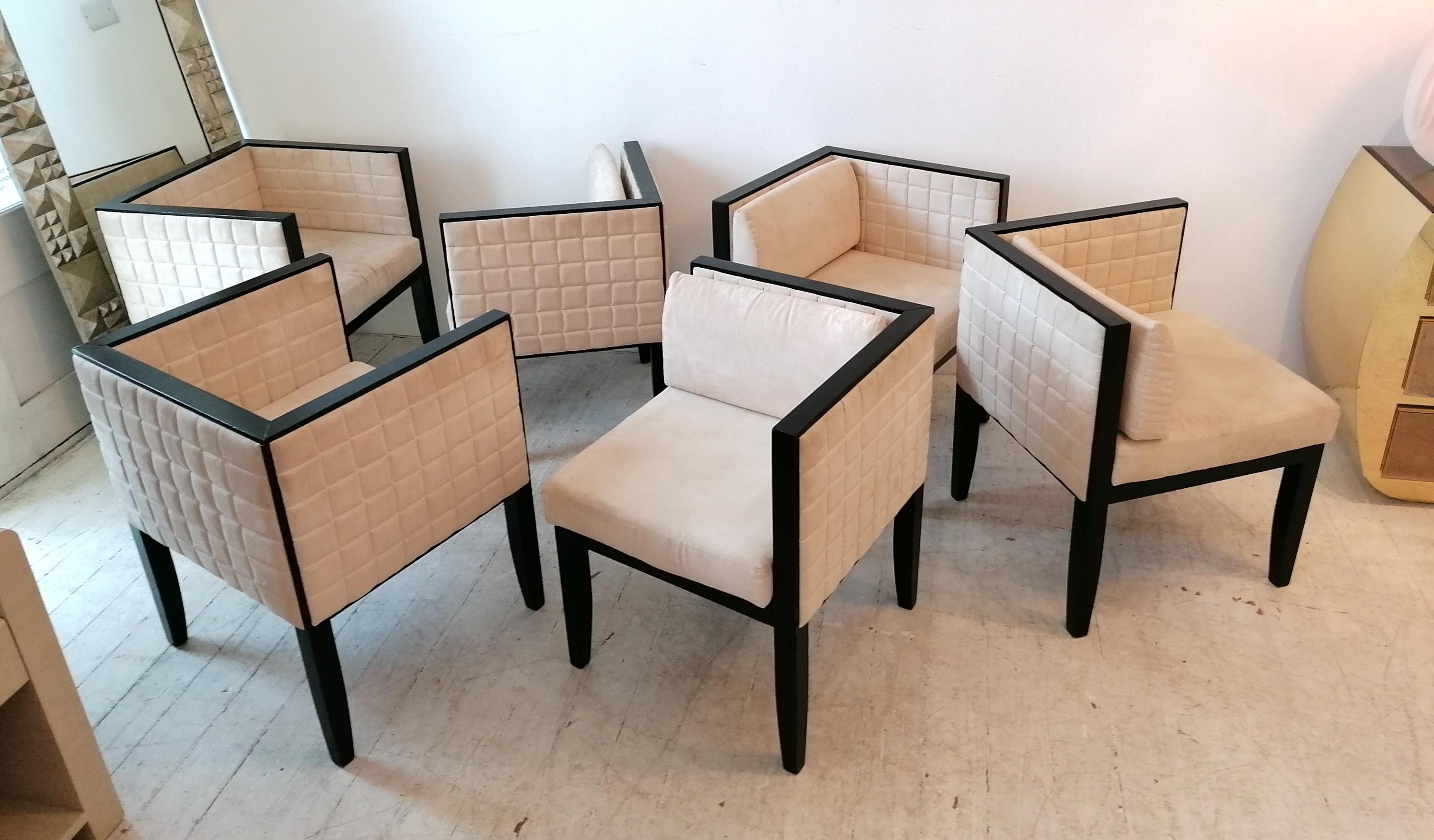 Rare ensemble de 6 chaises Yale par Pietro Costantini, Italie, années 1980/90. Revêtement en ultrasuède ivoire matelassé, cadres laqués noirs. L'ensemble comprend 2 fauteuils et 4 chaises d'angle (avec coussins de dossier amovibles).
Un style très