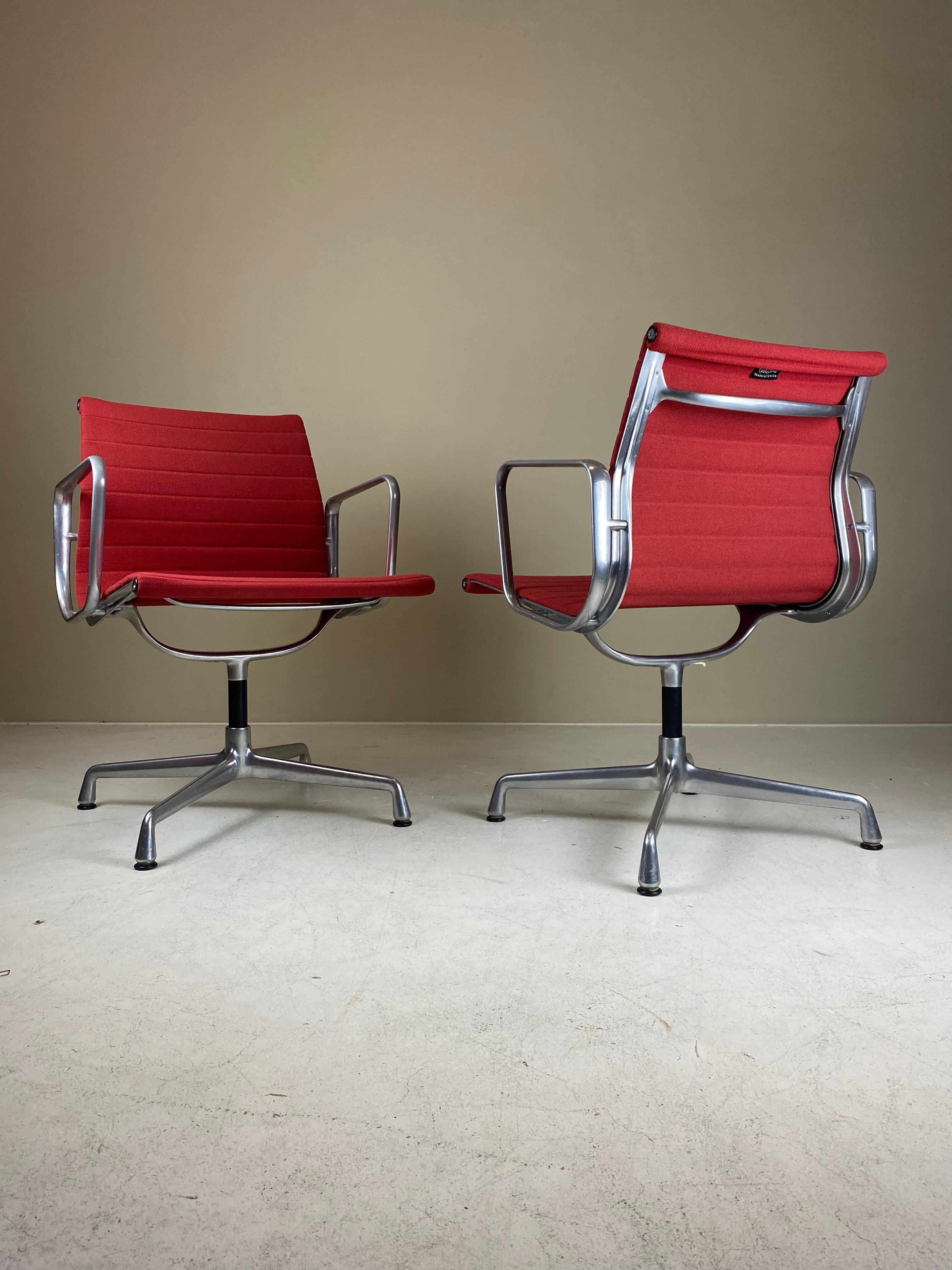 Ensemble de 6 chaises Vitra EA107 en aluminium de Charles & Ray Eames « Mid-Century Modern » (siècle moderne) en vente 1