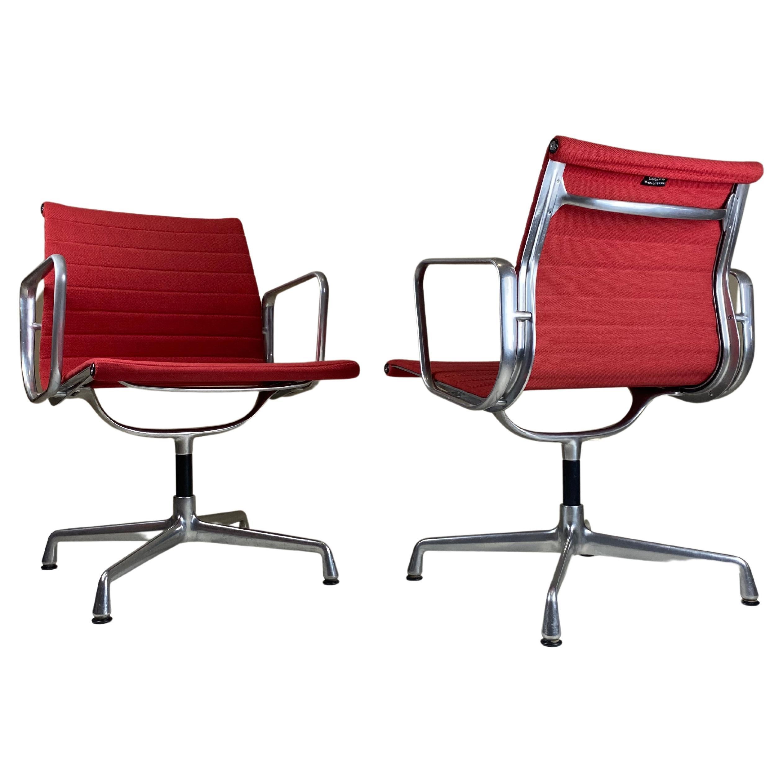 Ensemble de 6 chaises Vitra EA107 en aluminium de Charles & Ray Eames « Mid-Century Modern » (siècle moderne)