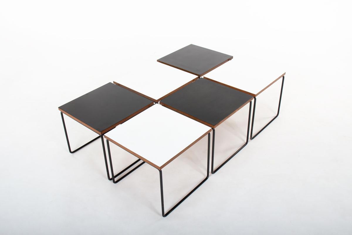 Set di 6 tavolini da caffè di Pierre Guariche per Steiner negli anni '50
Modello Icone Volante
Struttura tubolare nera in metallo, piano in teak rivestito in formica bianca e nera. 
Piccole tracce d'uso sulla parte superiore e sulla base (vedi