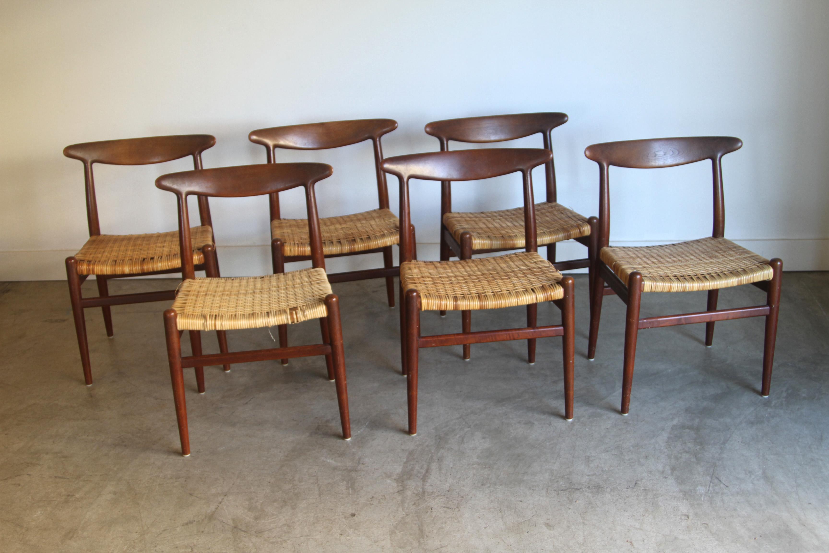 Mid-Century Modern Set of 6 W2 Dining Chairs by Hans J. Wegner For Sale