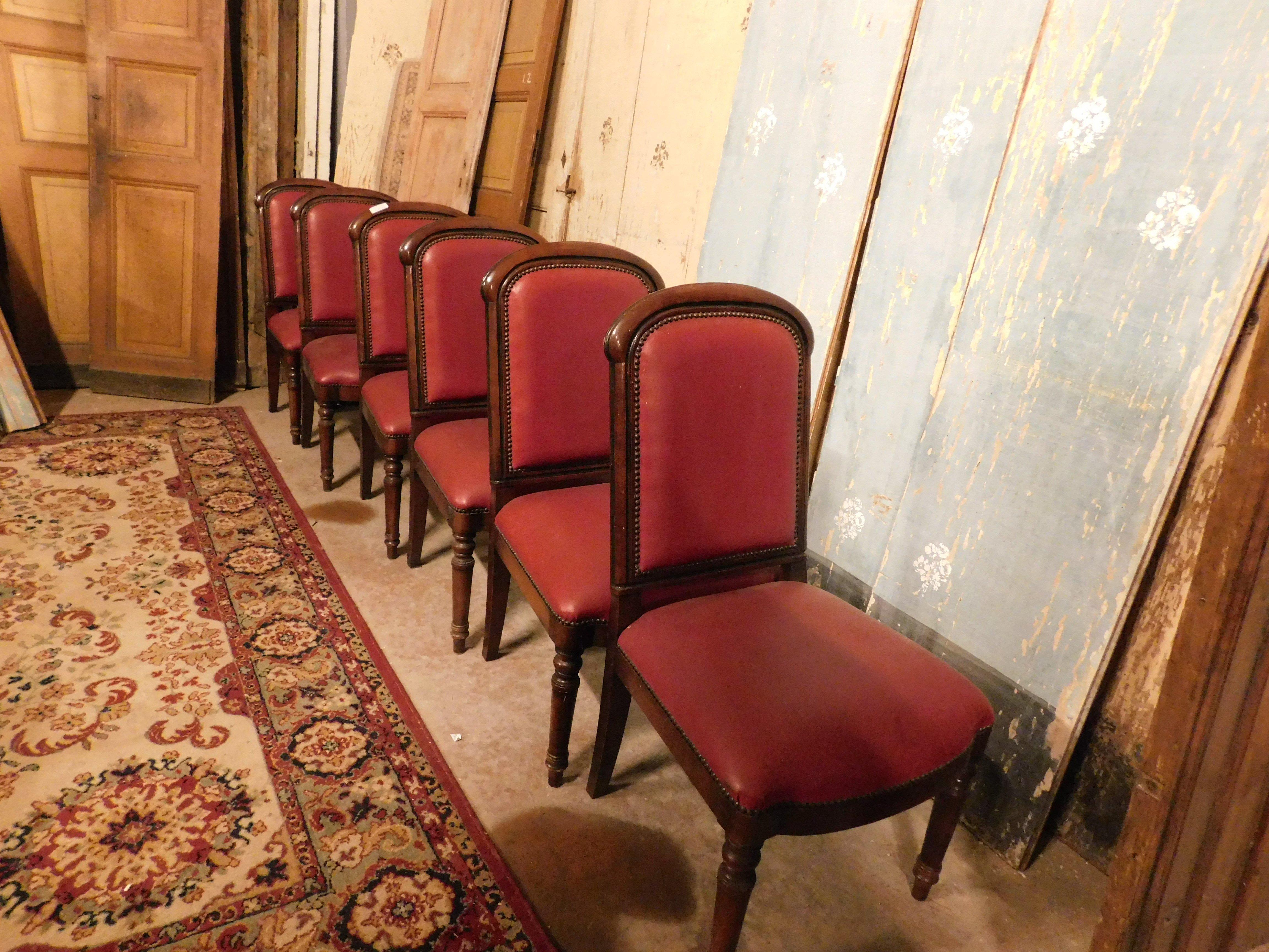 ensemble de 6 fauteuils anciens avec structure en bois de noyer massif, tapissés en cuir rouge en bon état, provenant d'un théâtre italien, ils sont d'origine du 19ème siècle, Origine Turin.
Dimensions cm L 50 x P 45 x H 93.
Magnifiques dans leur