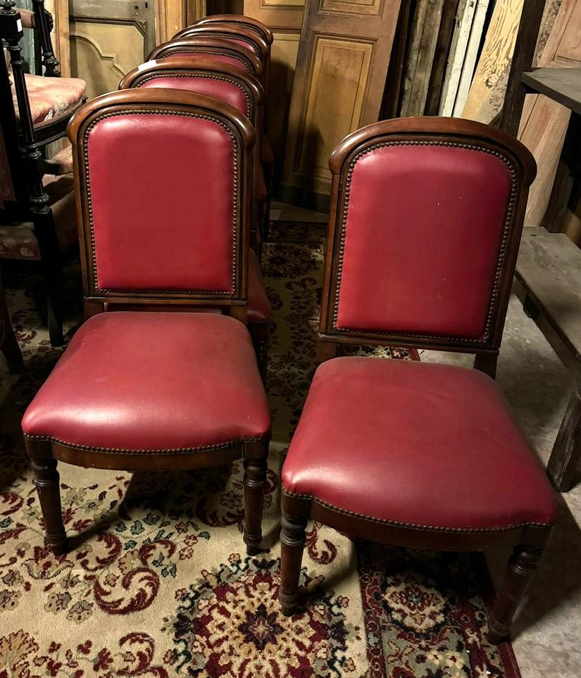 XIXe siècle ensemble de 6 fauteuils en noyer, garnis de cuir rouge, provenant d'un théâtre italien en vente