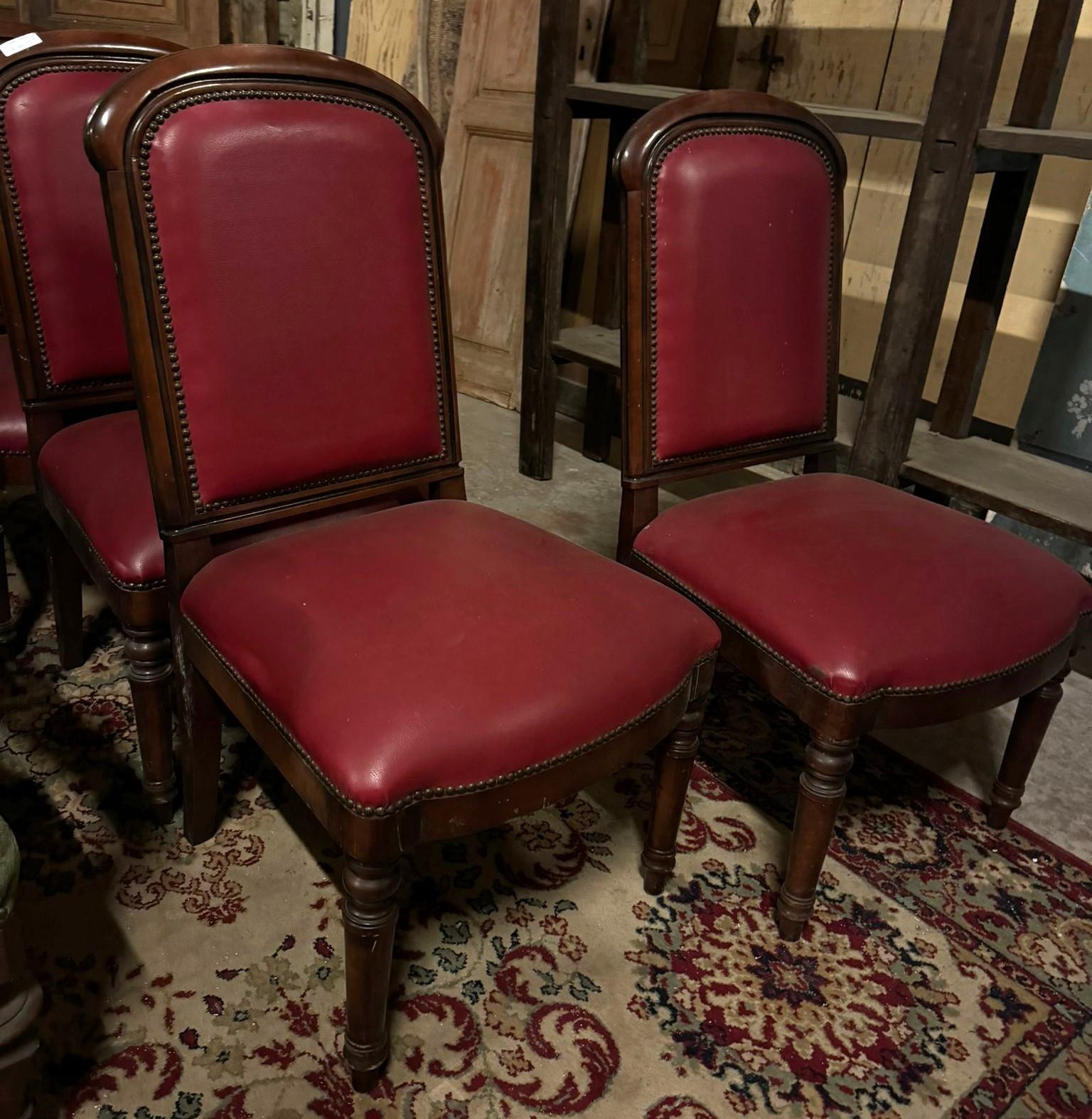 ensemble de 6 fauteuils en noyer, garnis de cuir rouge, provenant d'un théâtre italien en vente 1