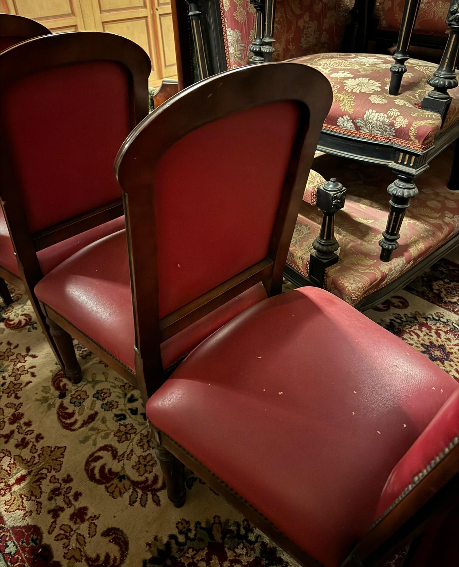 ensemble de 6 fauteuils en noyer, garnis de cuir rouge, provenant d'un théâtre italien en vente 2