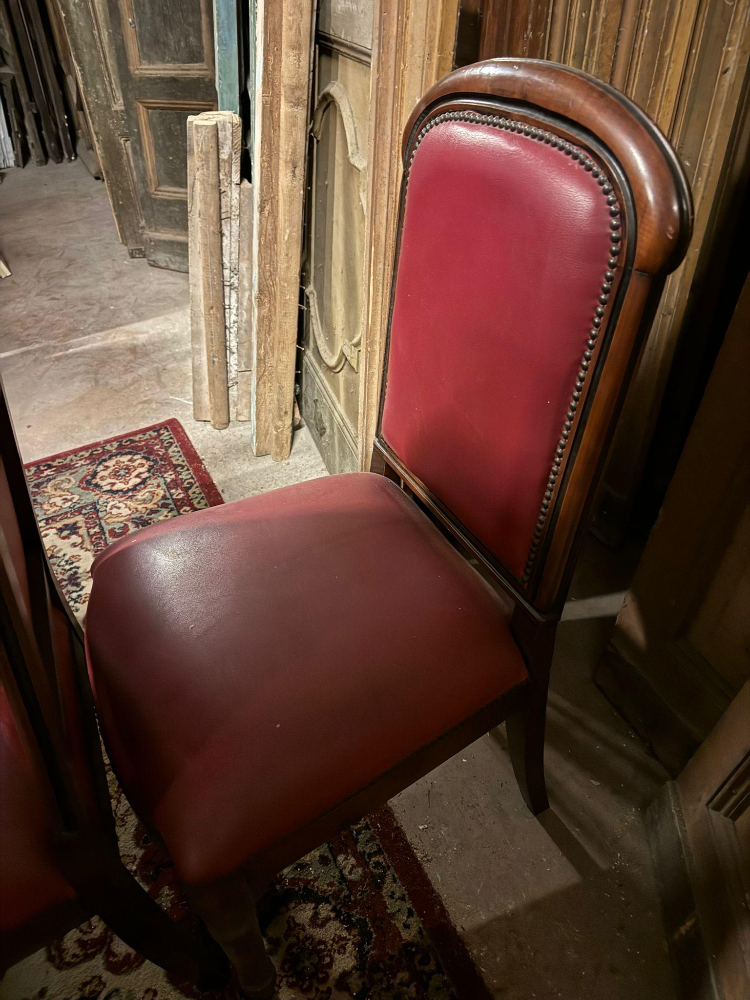 ensemble de 6 fauteuils en noyer, garnis de cuir rouge, provenant d'un théâtre italien en vente 3