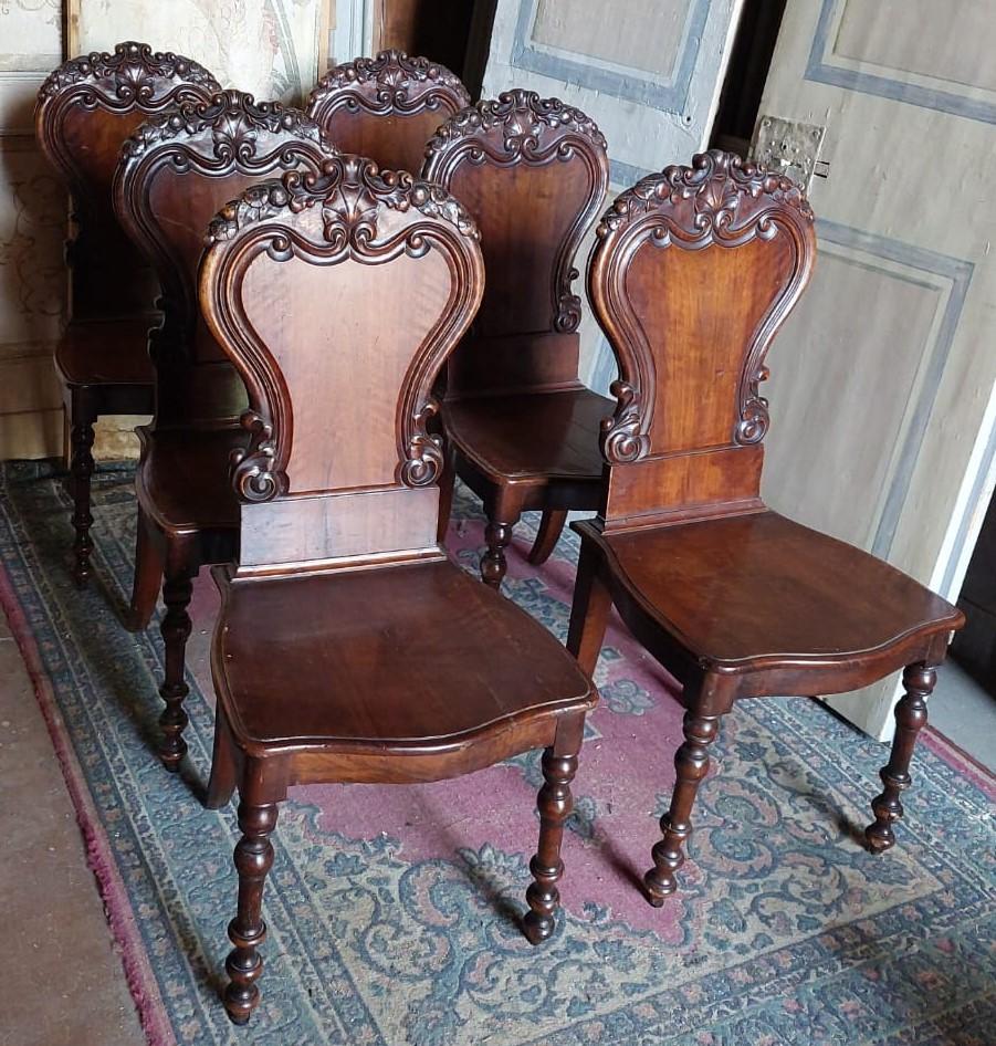 set of 6 walnut chairs, richly carved, Italy Italiano en venta