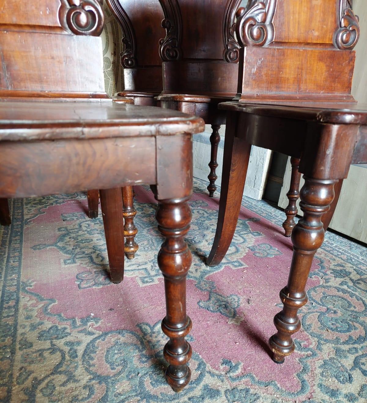 set of 6 walnut chairs, richly carved, Italy Tallado a mano en venta