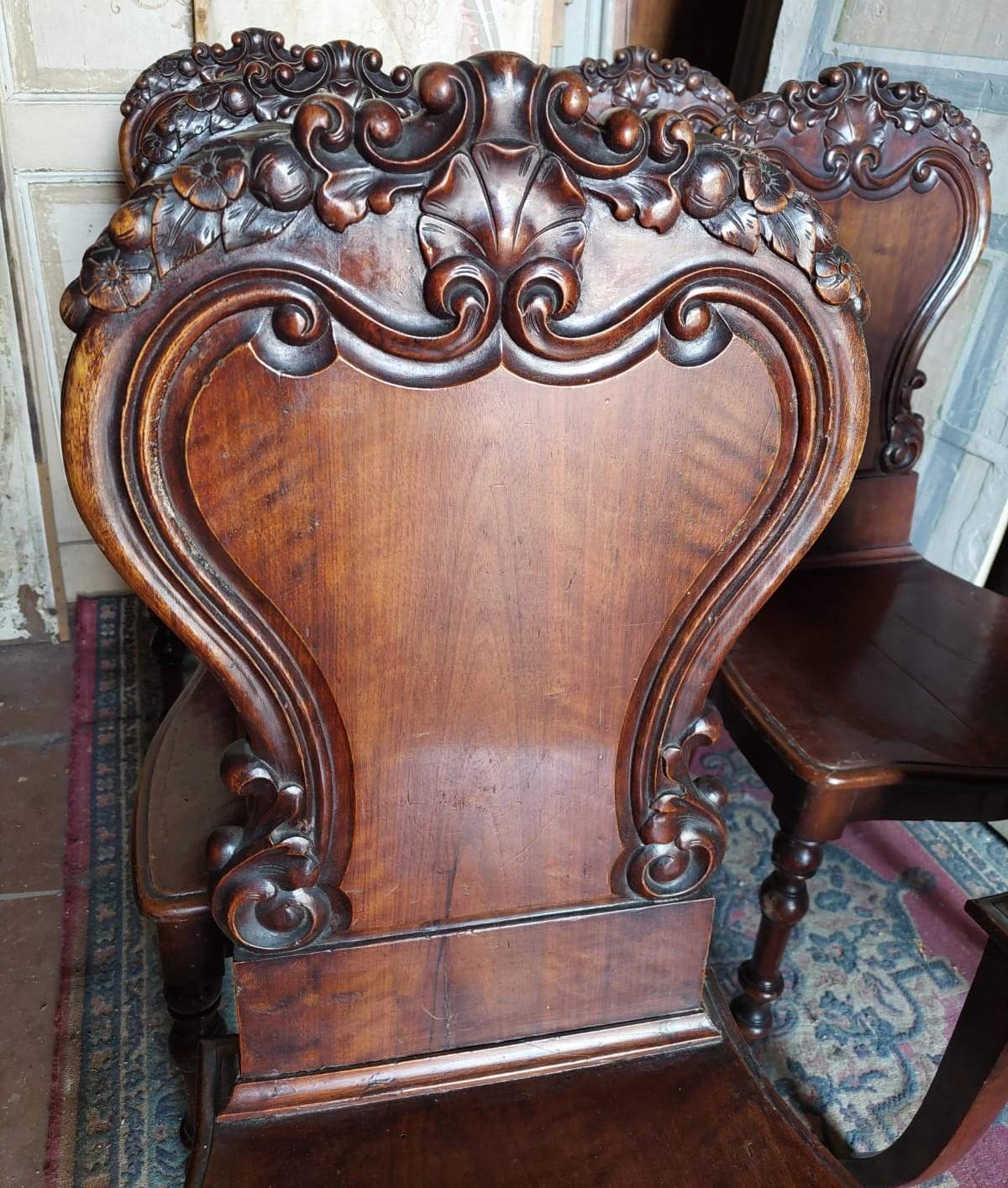 set of 6 walnut chairs, richly carved, Italy en Bueno estado para la venta en Cuneo, Italy (CN)