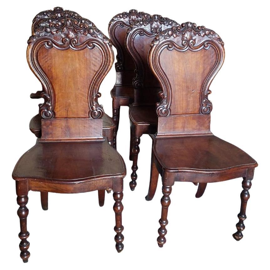 set of 6 walnut chairs, richly carved, Italy en venta