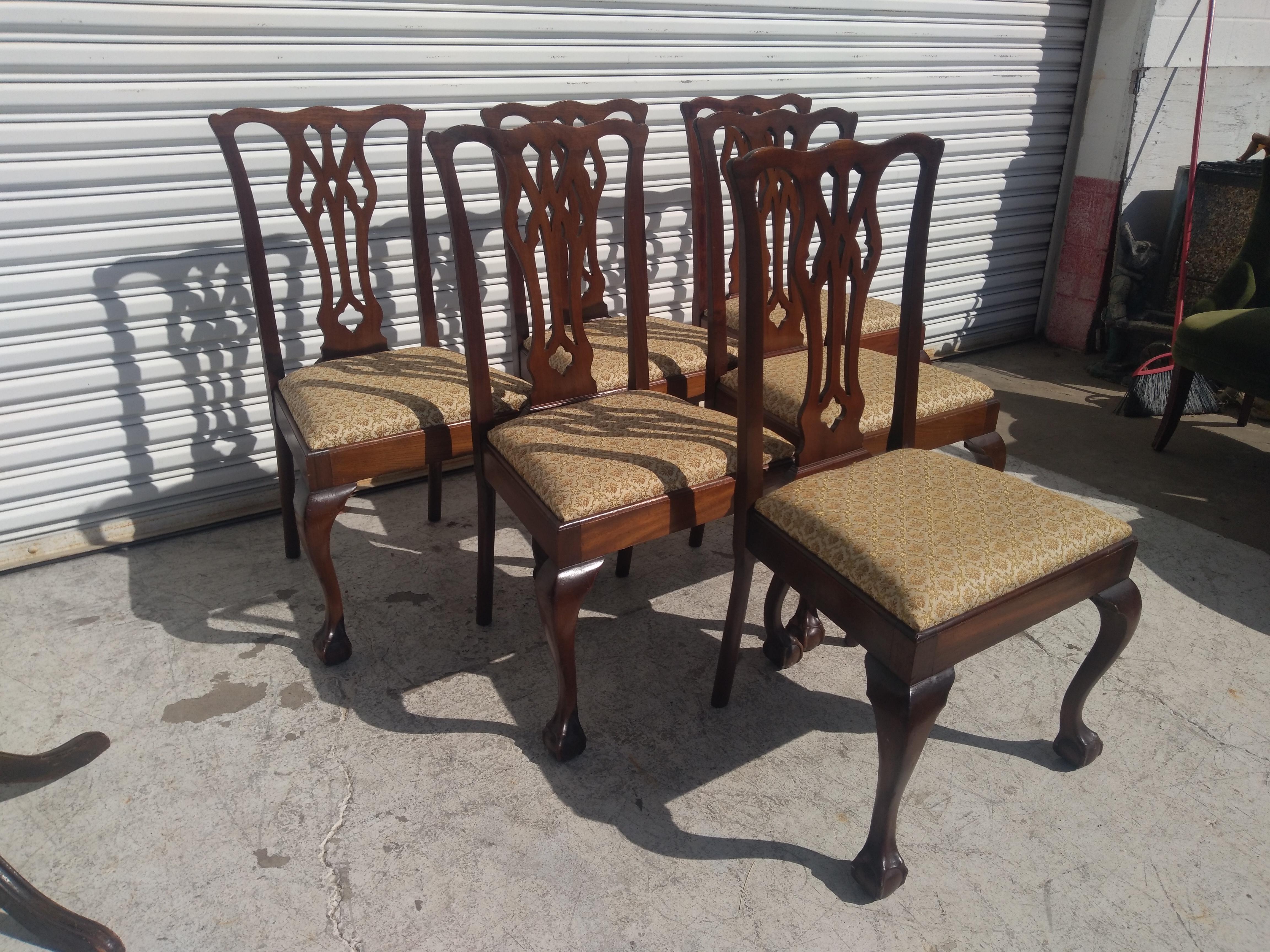 Juego de 6 sillas de comedor estilo Chippendale Ball & Claw de nogal en venta 4