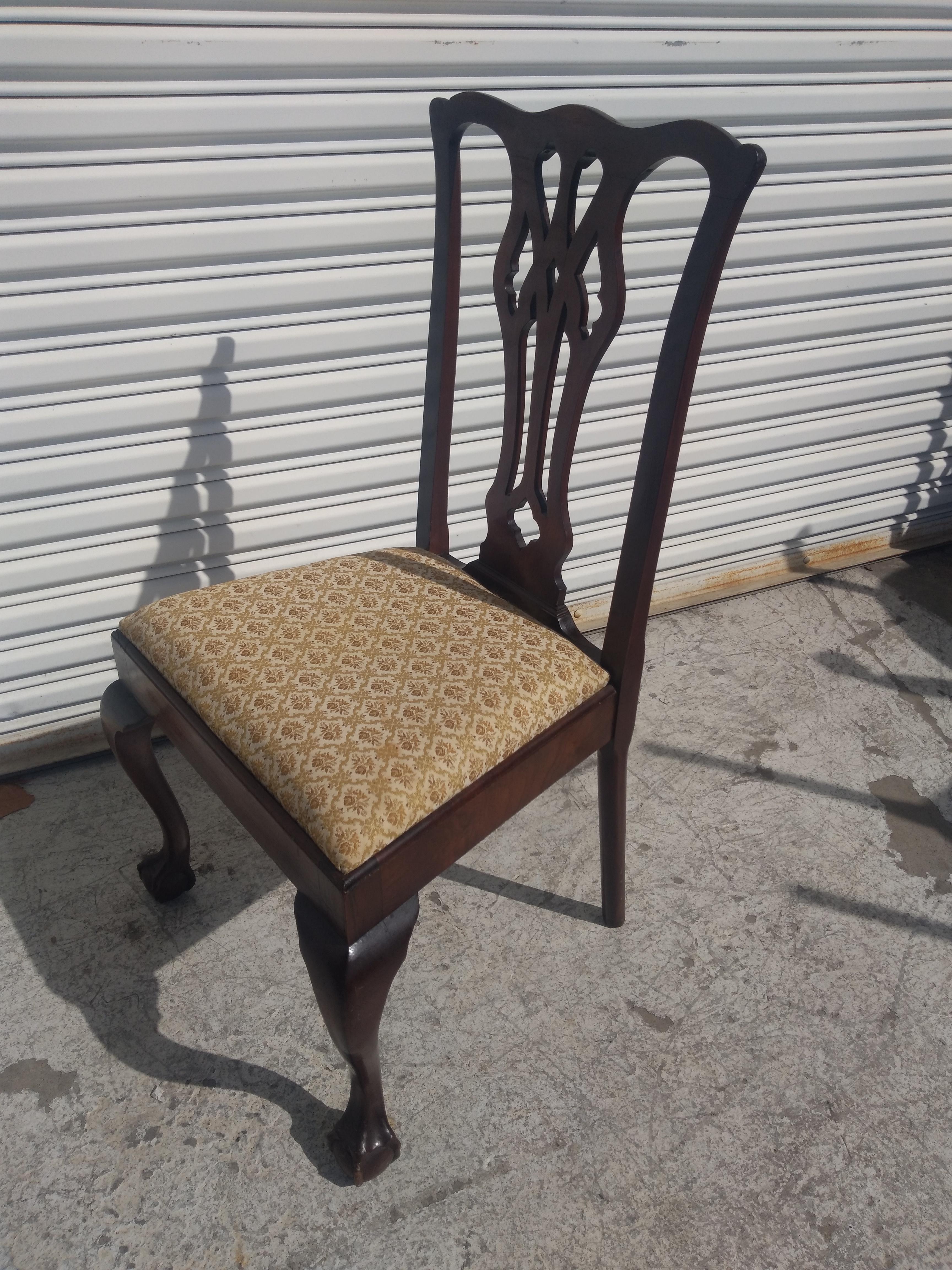 Este anuncio es para un juego de 6 sillas de comedor estilo Chippendale Ball and Claw. Las sillas tienen un tejido agradable. Datan de principios del siglo XX. Las sillas tienen los pies muy bien tallados y una barandilla delantera. Este anuncio es