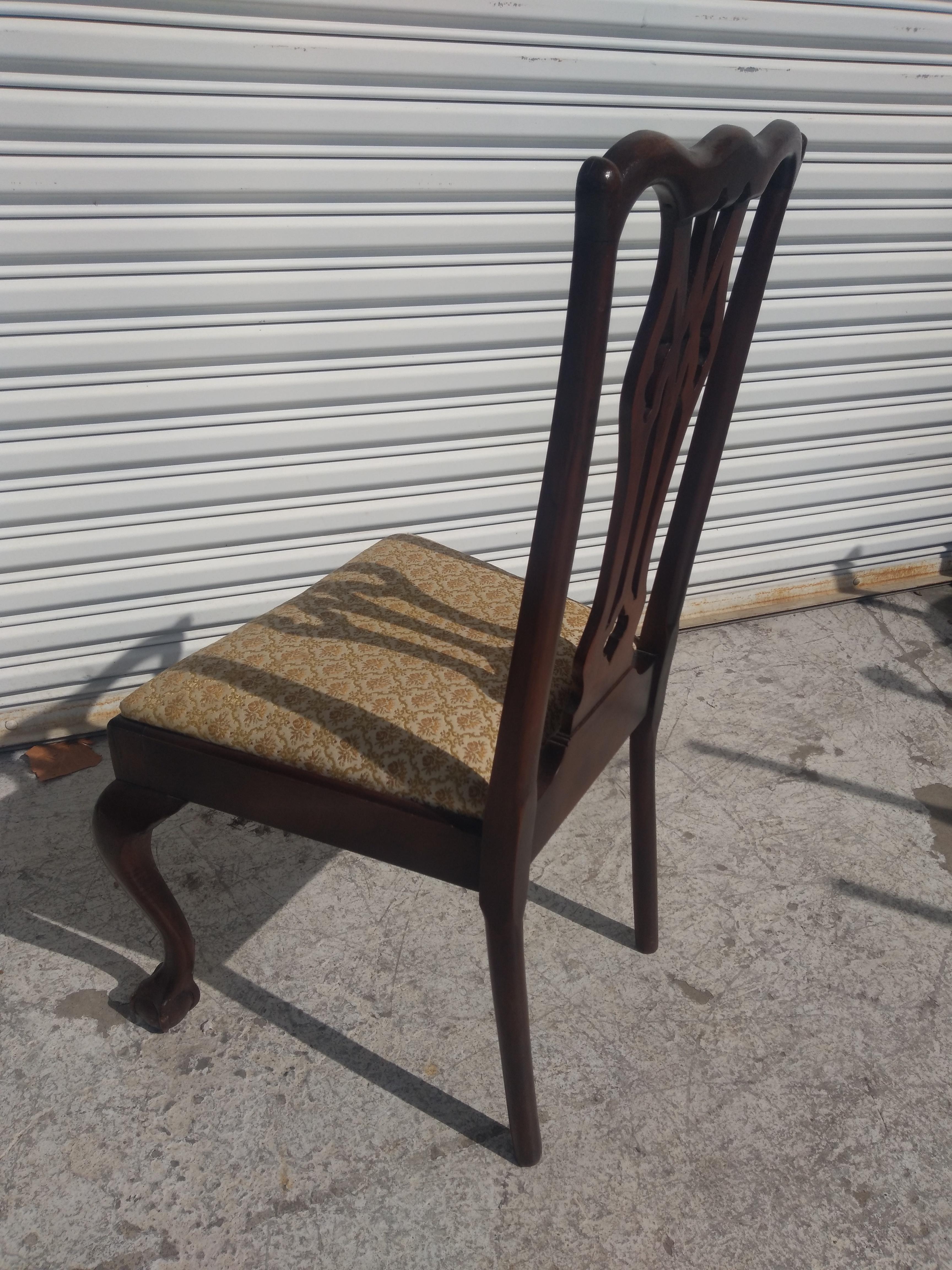 Juego de 6 sillas de comedor estilo Chippendale Ball & Claw de nogal Estadounidense en venta