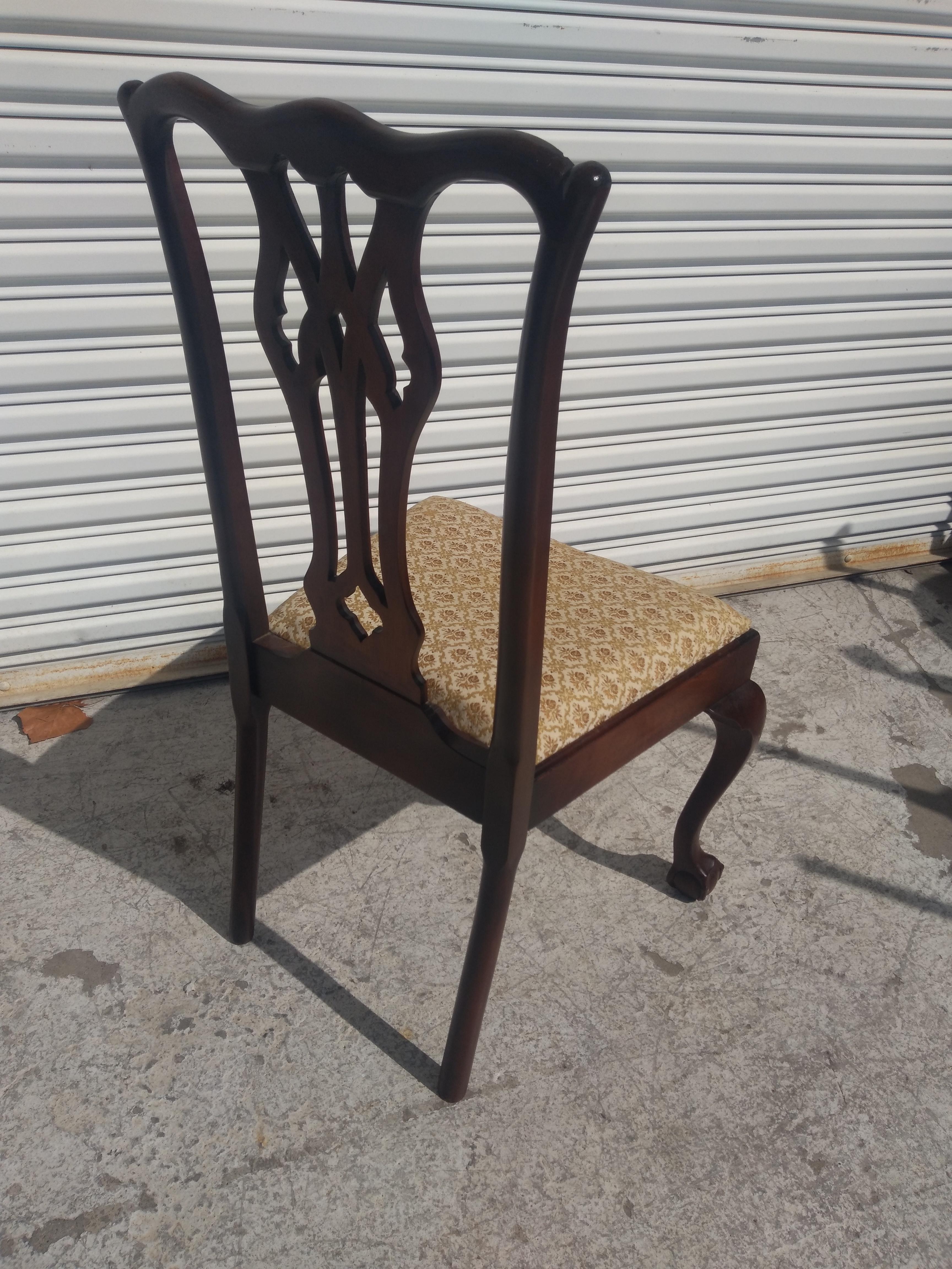 Juego de 6 sillas de comedor estilo Chippendale Ball & Claw de nogal siglo XX en venta