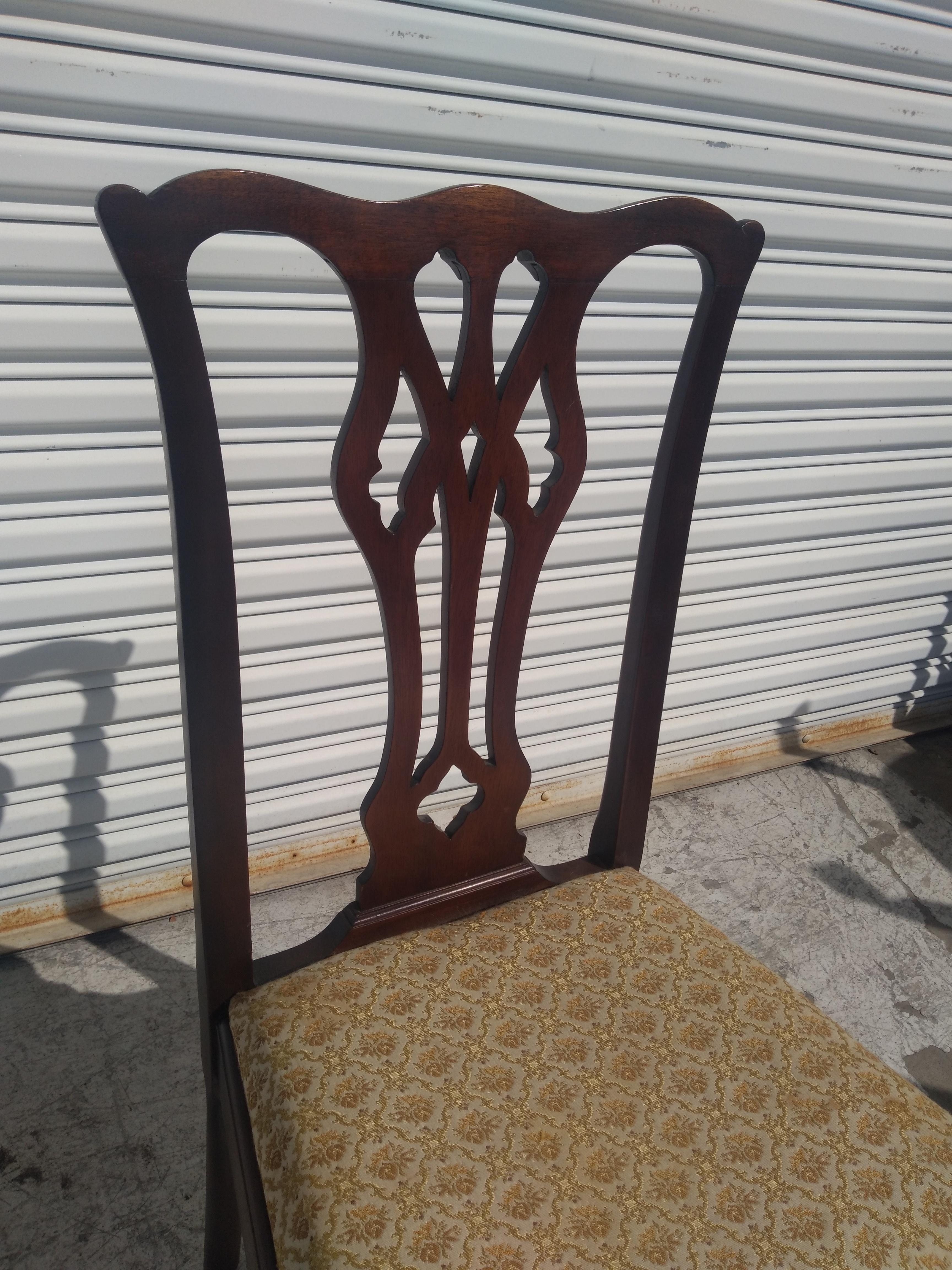 Juego de 6 sillas de comedor estilo Chippendale Ball & Claw de nogal en venta 1