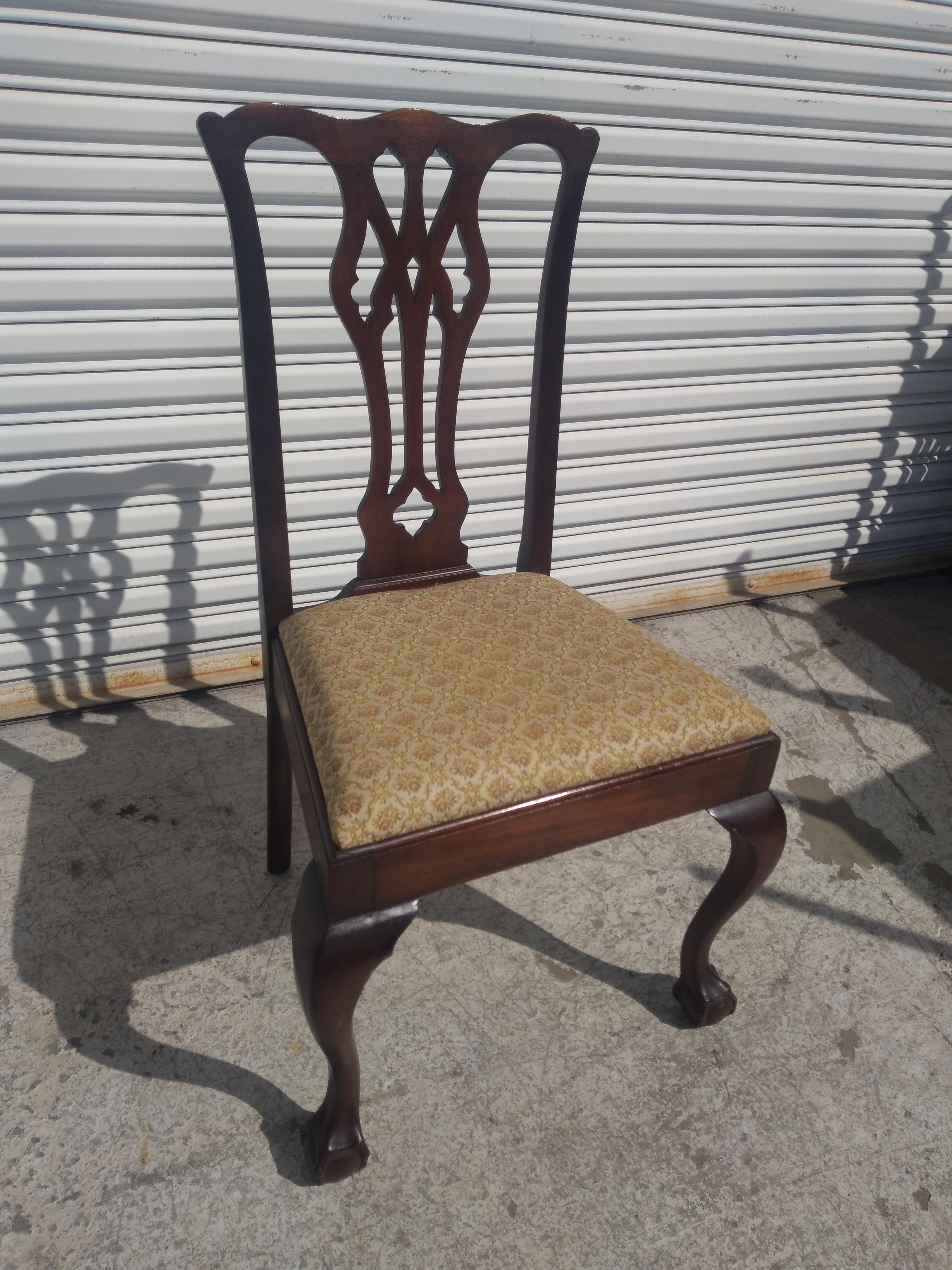 Juego de 6 sillas de comedor estilo Chippendale Ball & Claw de nogal en venta 2
