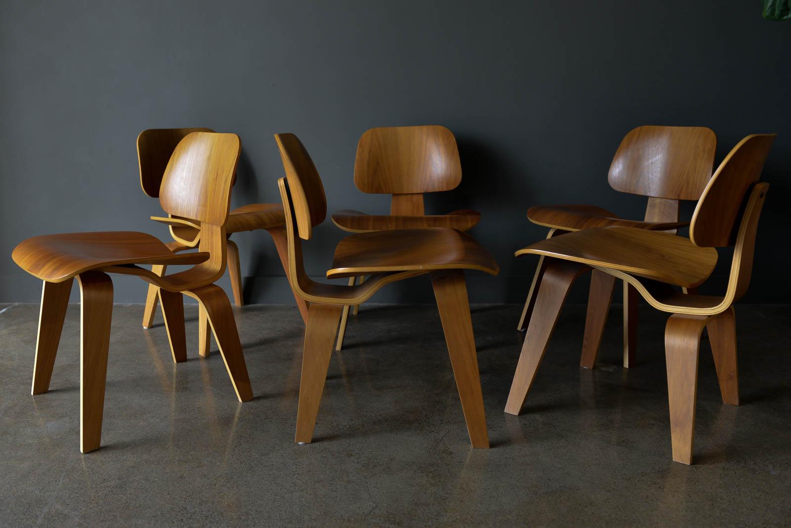 Set of 6 Walnut Eames for Herman Miller DCW Chairs In Good Condition In Costa Mesa, CA