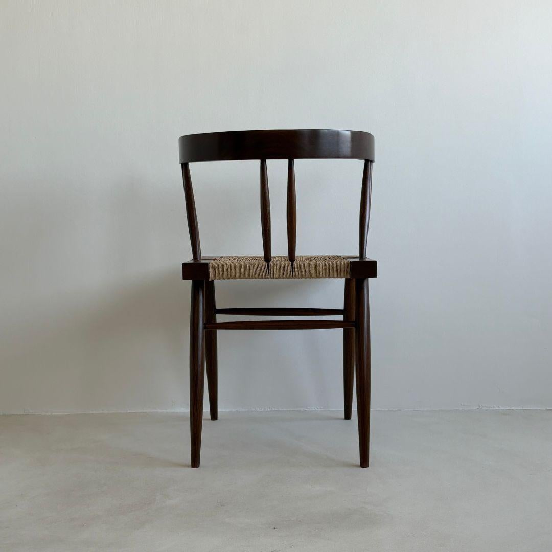 Amata da architetti e designer d'interni, la seduta di forma quadrata e lo schienale arrotondato hanno reso questa sedia in tessuto d'erba di ispirazione Nakashima un'icona del design di metà secolo. 

George Nakashima si recò in India nel 1936,