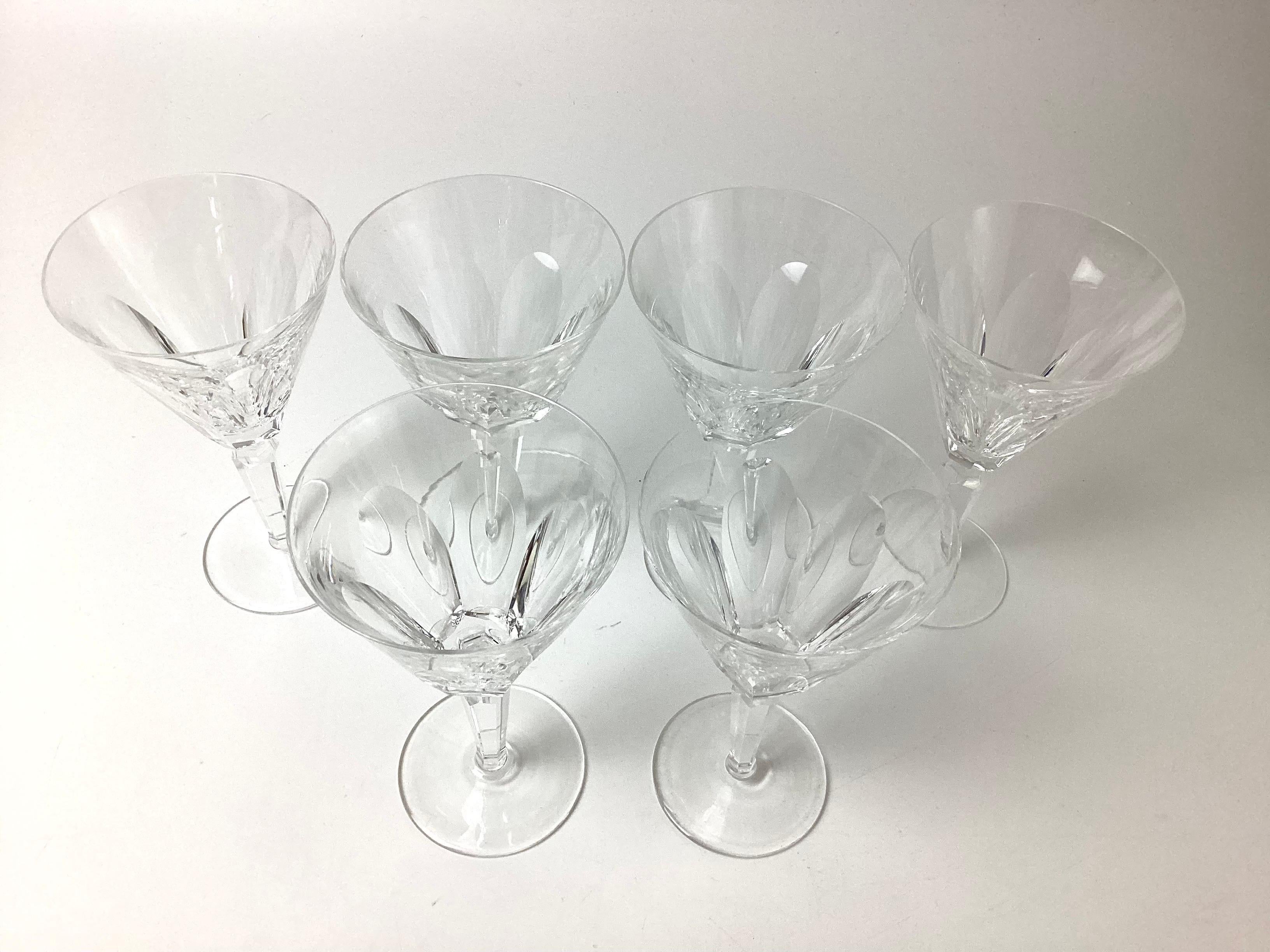 Ensemble de 10 verres à champagne ou à sorbet Waterford Sheila. Ce modèle a été abandonné. Fabriqué de 1958 à 2017. 6 panneaux coupés avec une tige à plusieurs faces. Marqué de la marque Waterford sur les fonds.