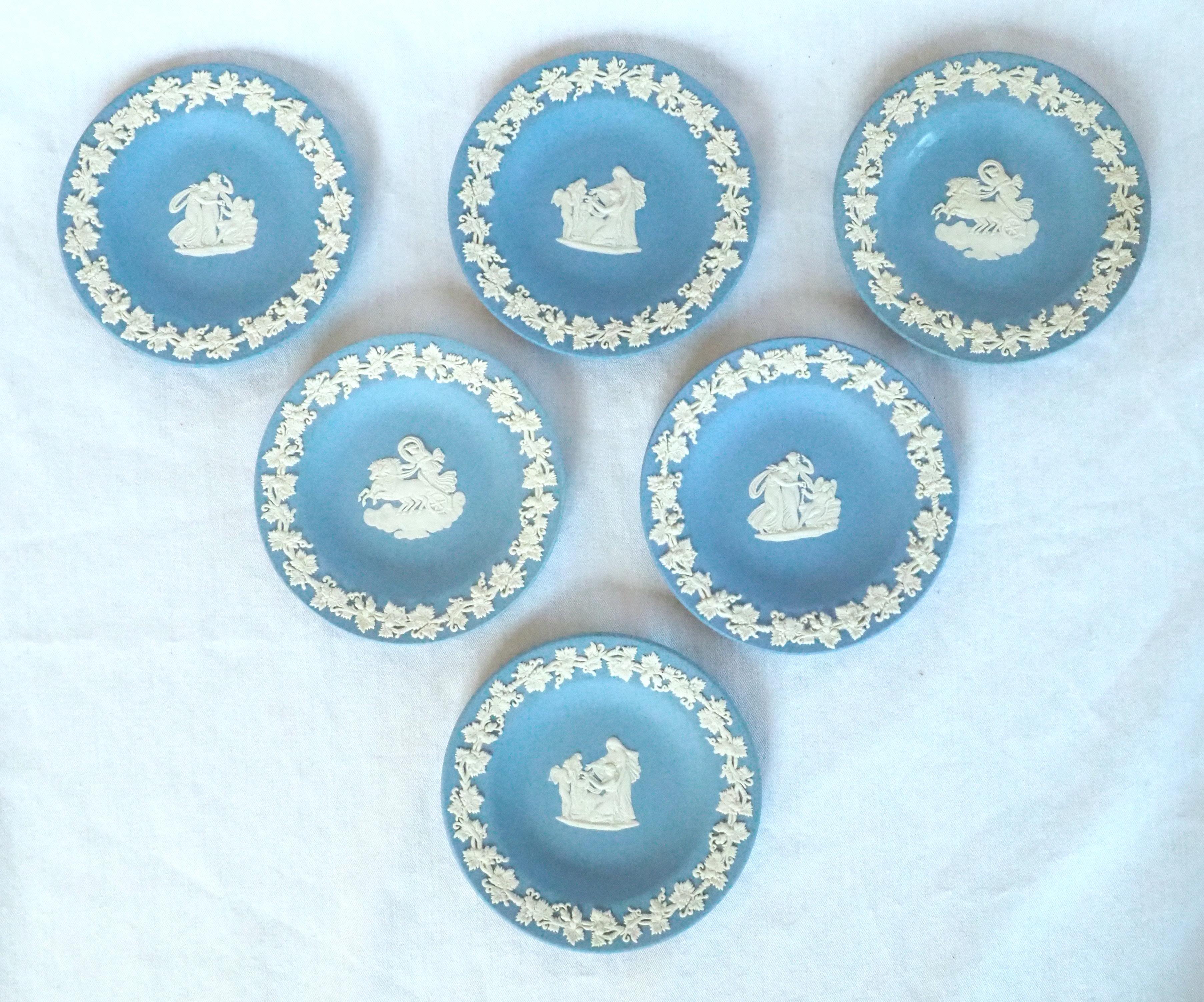 Set of 6 Wedgwood jasperware trinket trays, beautiful neoclassical style item decorated with white antique-style scenes.
Second half of 20th century refined and highly decorative item that reminds 18th century refinement. An elegant grapevine frieze