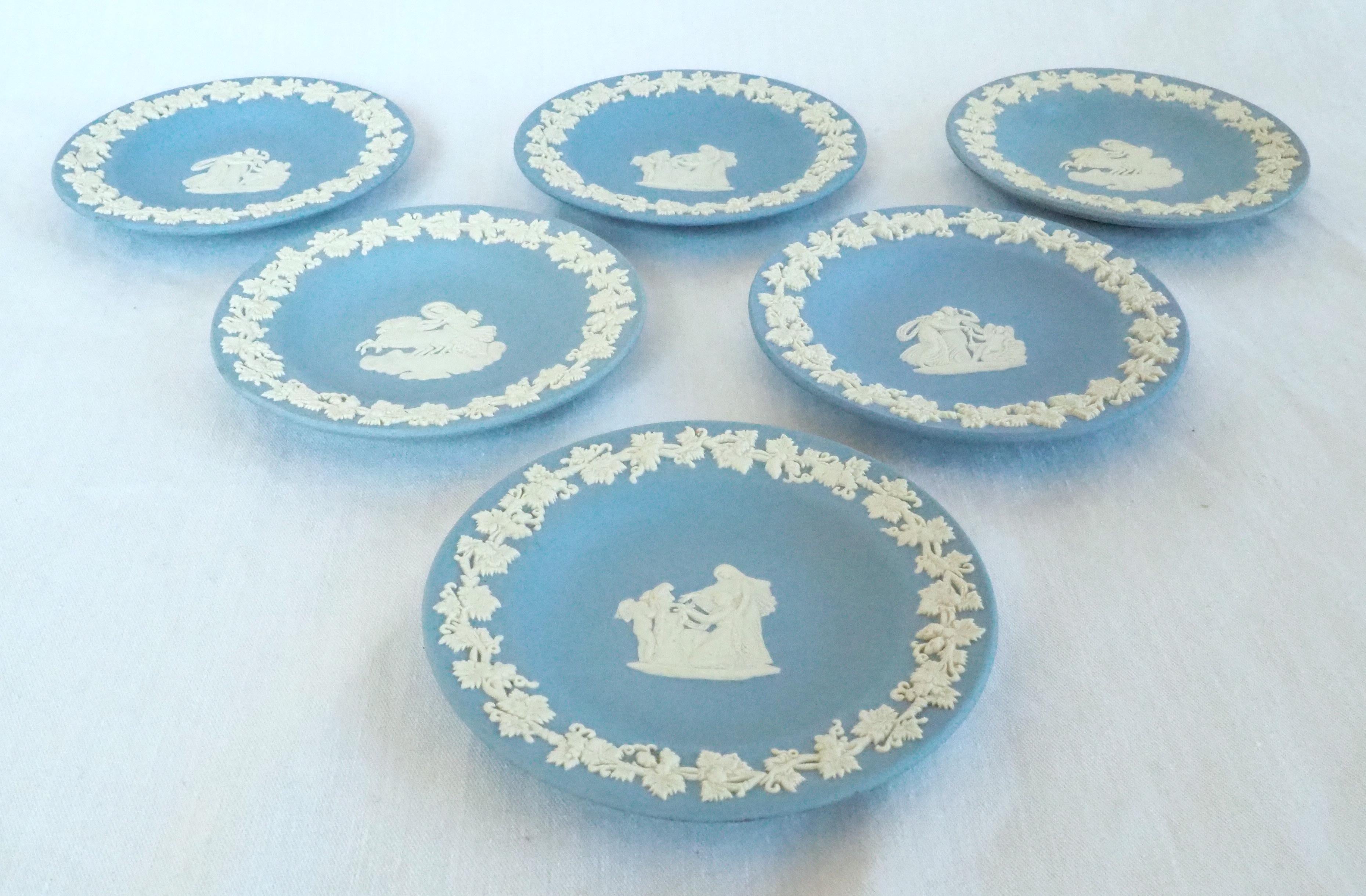 Neoclassical Set of 6 Wedgwood blue and white jasperware bread plates For Sale