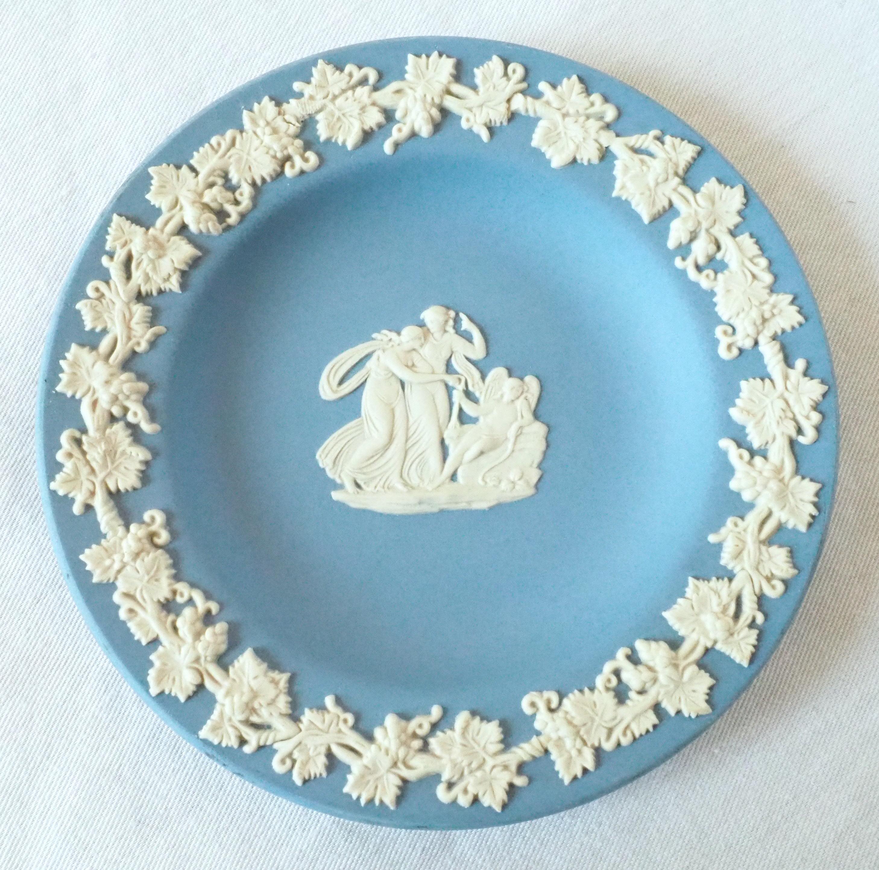 English Set of 6 Wedgwood blue and white jasperware bread plates For Sale
