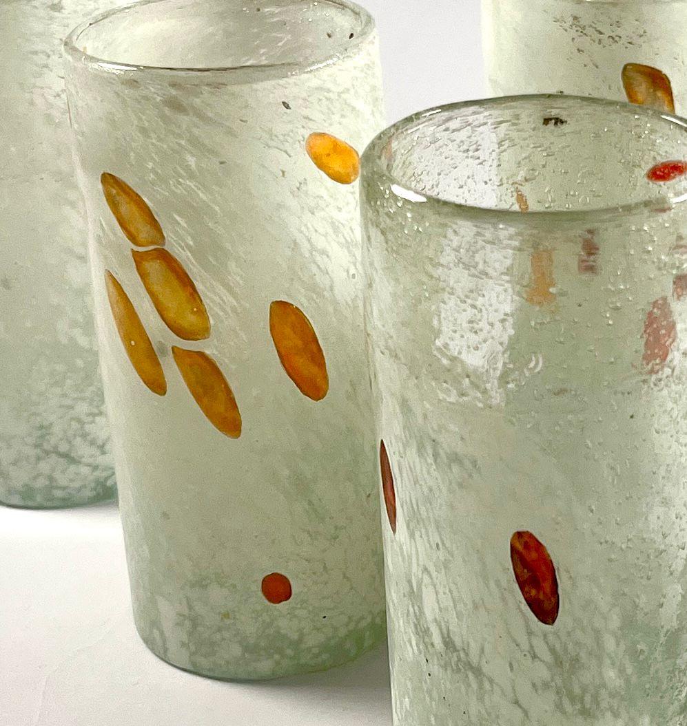 6er-Set Wasserbecher aus weißem und orangefarbenem gesprenkeltem Glas - Contemporary (21. Jahrhundert und zeitgenössisch) im Angebot
