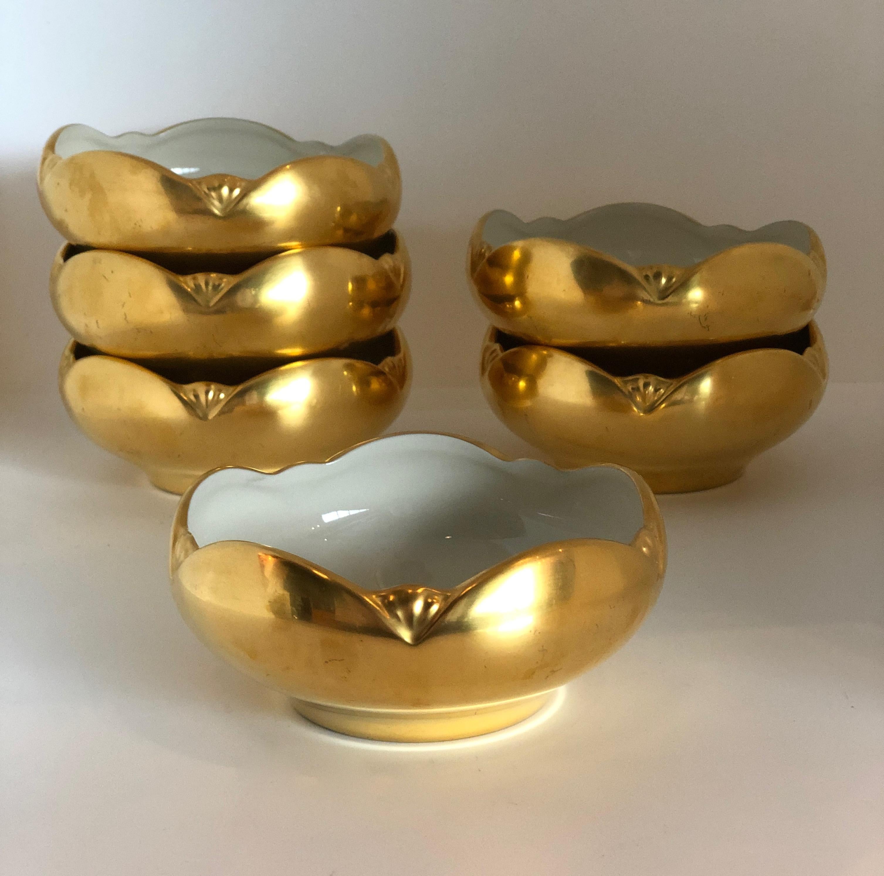 Gold Leaf Set of 6 White & Gilt Porcelain Bowls & Coordinating Fondue / Chafing Pot & Lid For Sale