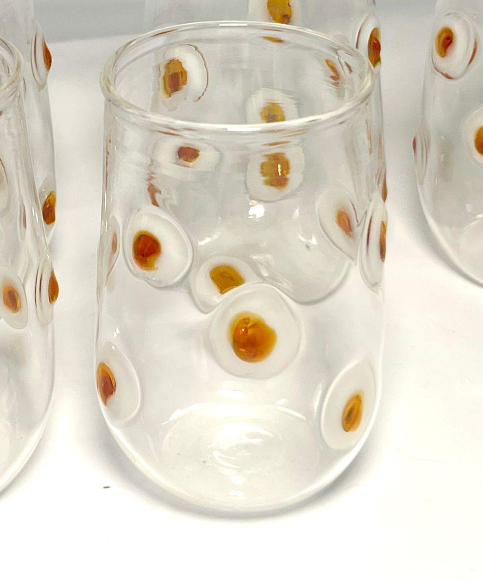 6er-Set Wassergläser aus weißem Glas mit weißen und gelben, erhabenen Punkten (21. Jahrhundert und zeitgenössisch) im Angebot