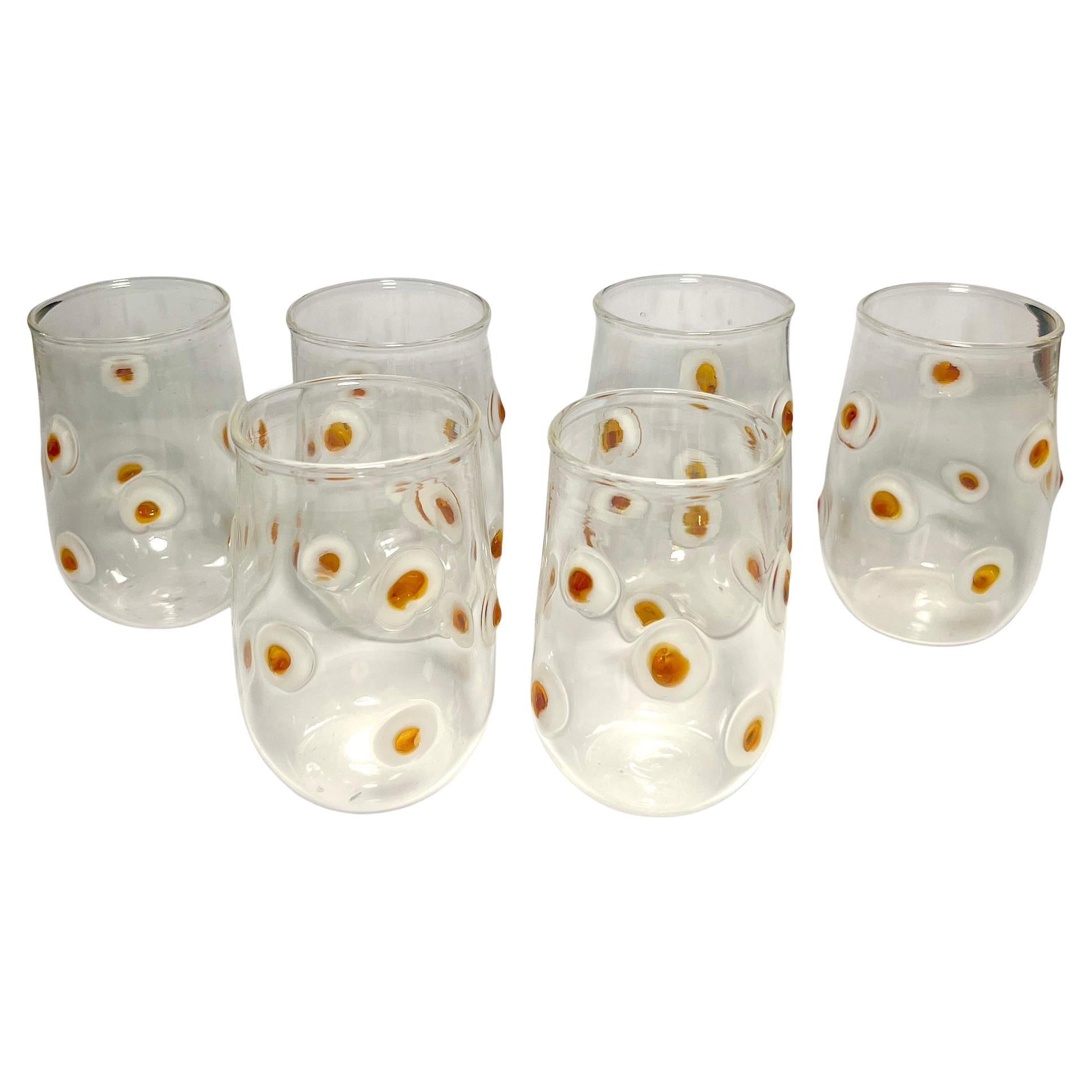 6er-Set Wassergläser aus weißem Glas mit weißen und gelben, erhabenen Punkten im Angebot