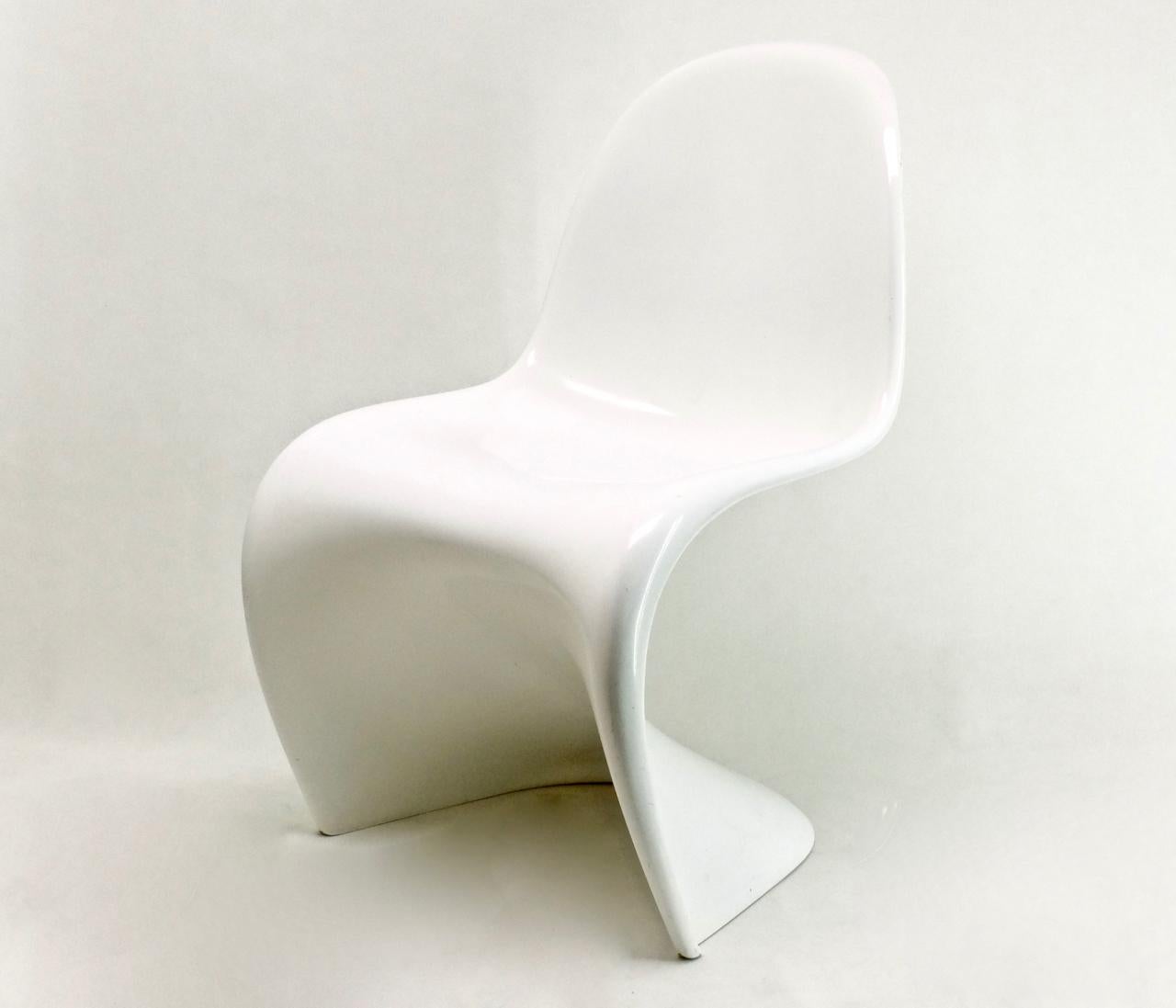 First produced series of the well-known Panton Chair made of polyurethane hard foam (Baydur) painted white. Production only from 1968 to 1971! 

Execution: Herman Miller / Fehlbaum Production / Vitra.

A groundbreaking event designing chairs was the