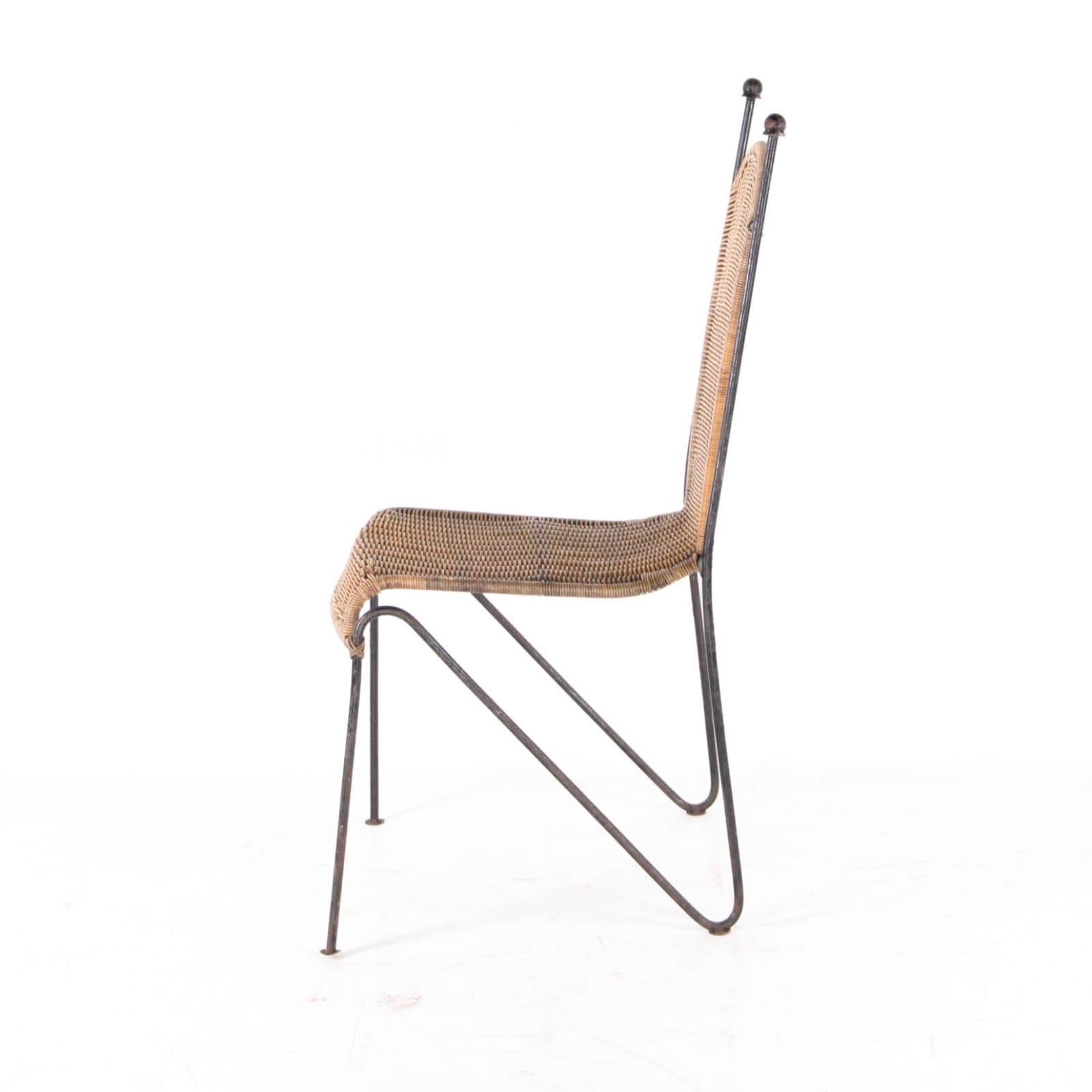 Ensemble de 6 chaises sculpturales des années 1970 en osier et en fer peint en noir.
Très bon état pour l'osier, magnifique  fer patiné. Ensemble rare.  