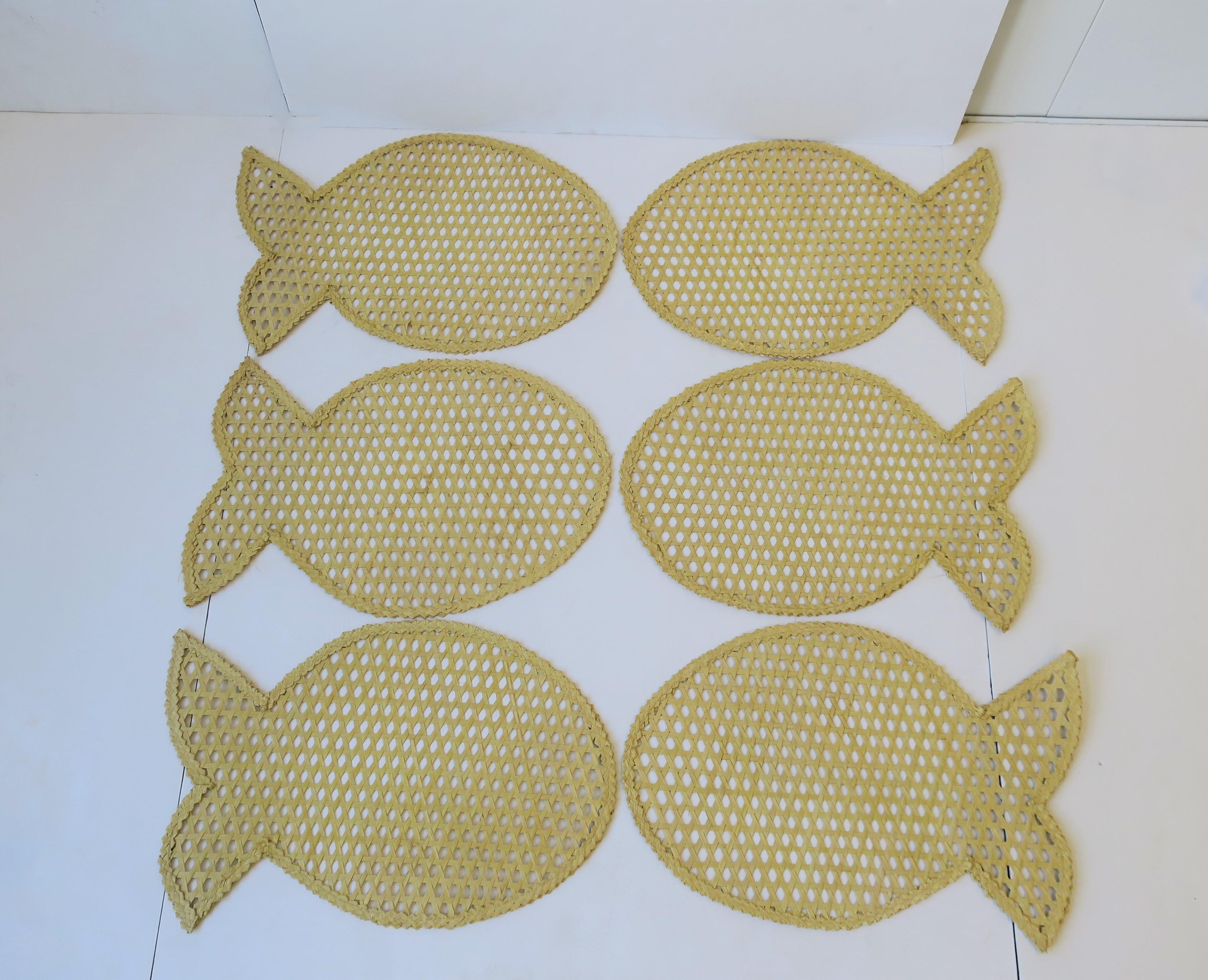 A chic and rare set of 6 wicker 'fish' table placemats, circa 1970s. 

Each placemat measures: 11.25