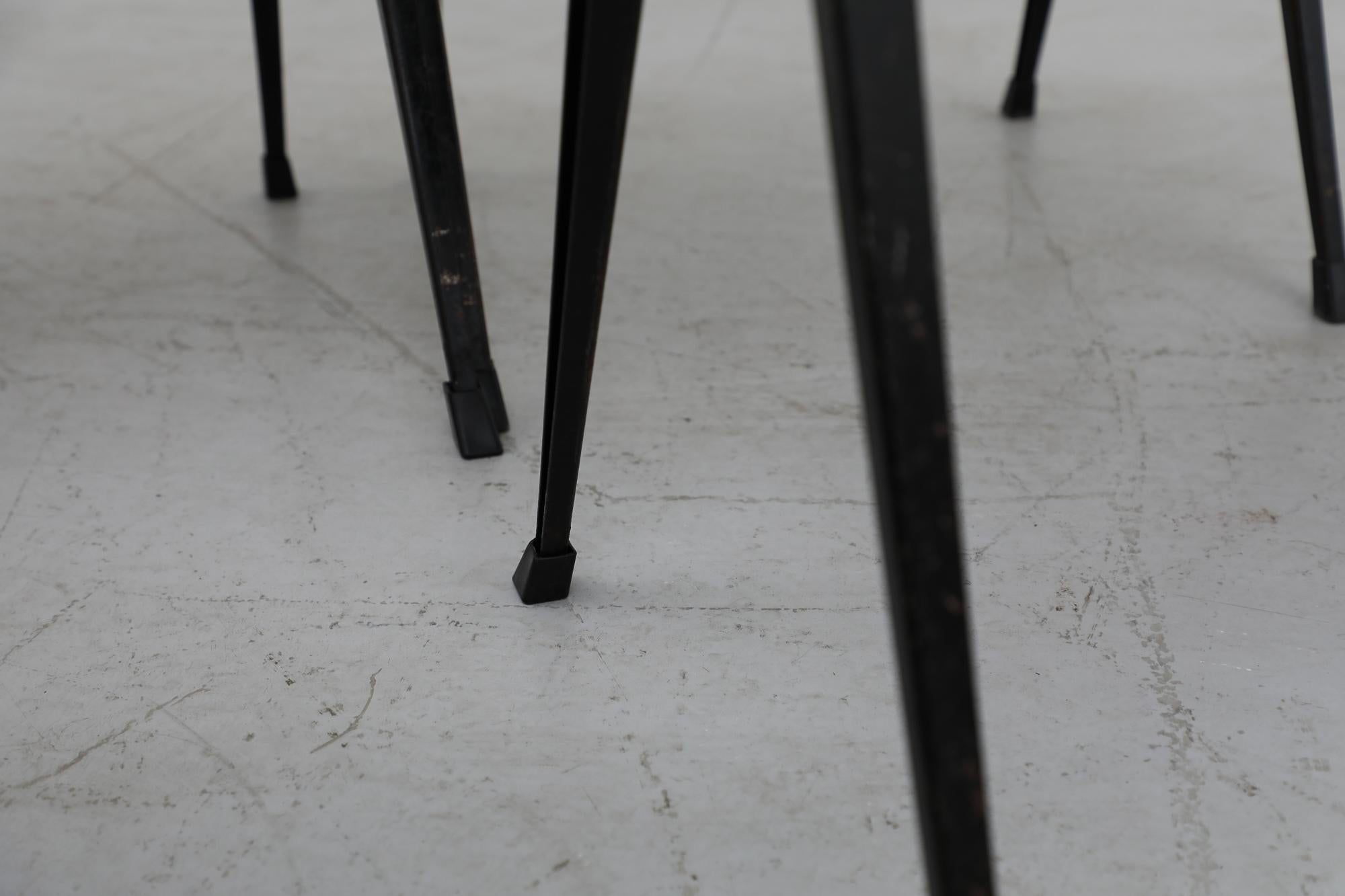 Ensemble de 6 chaises empilables pyramidales Wim Rietveld en teck et métal noir  Cadre en vente 11