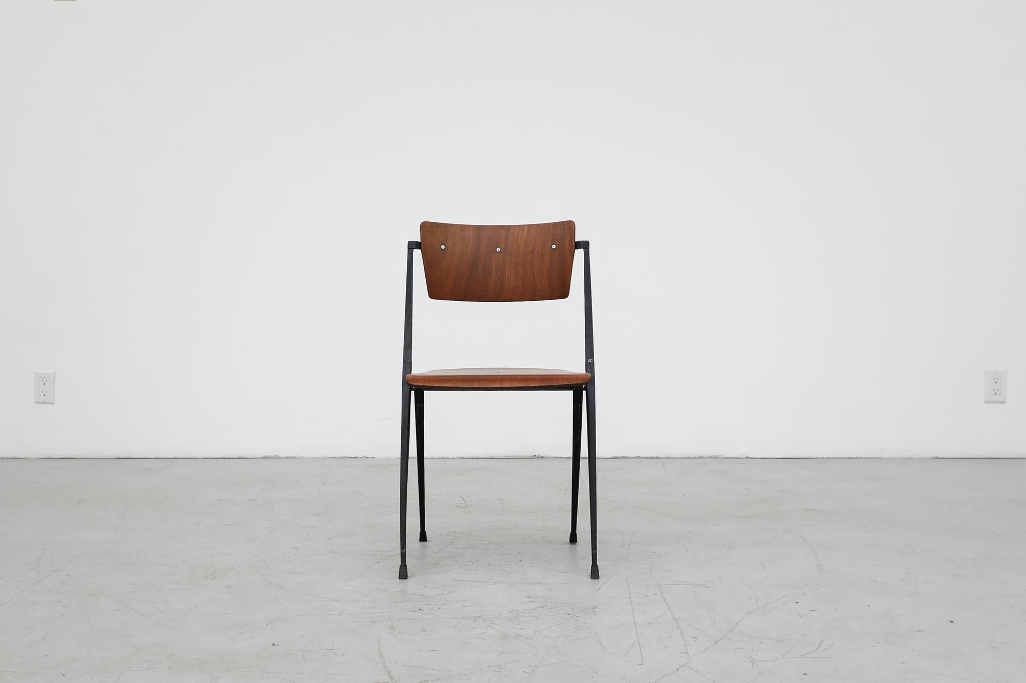 Ensemble de 6 chaises empilables pyramidales Wim Rietveld en teck et métal noir  Cadre Bon état - En vente à Los Angeles, CA