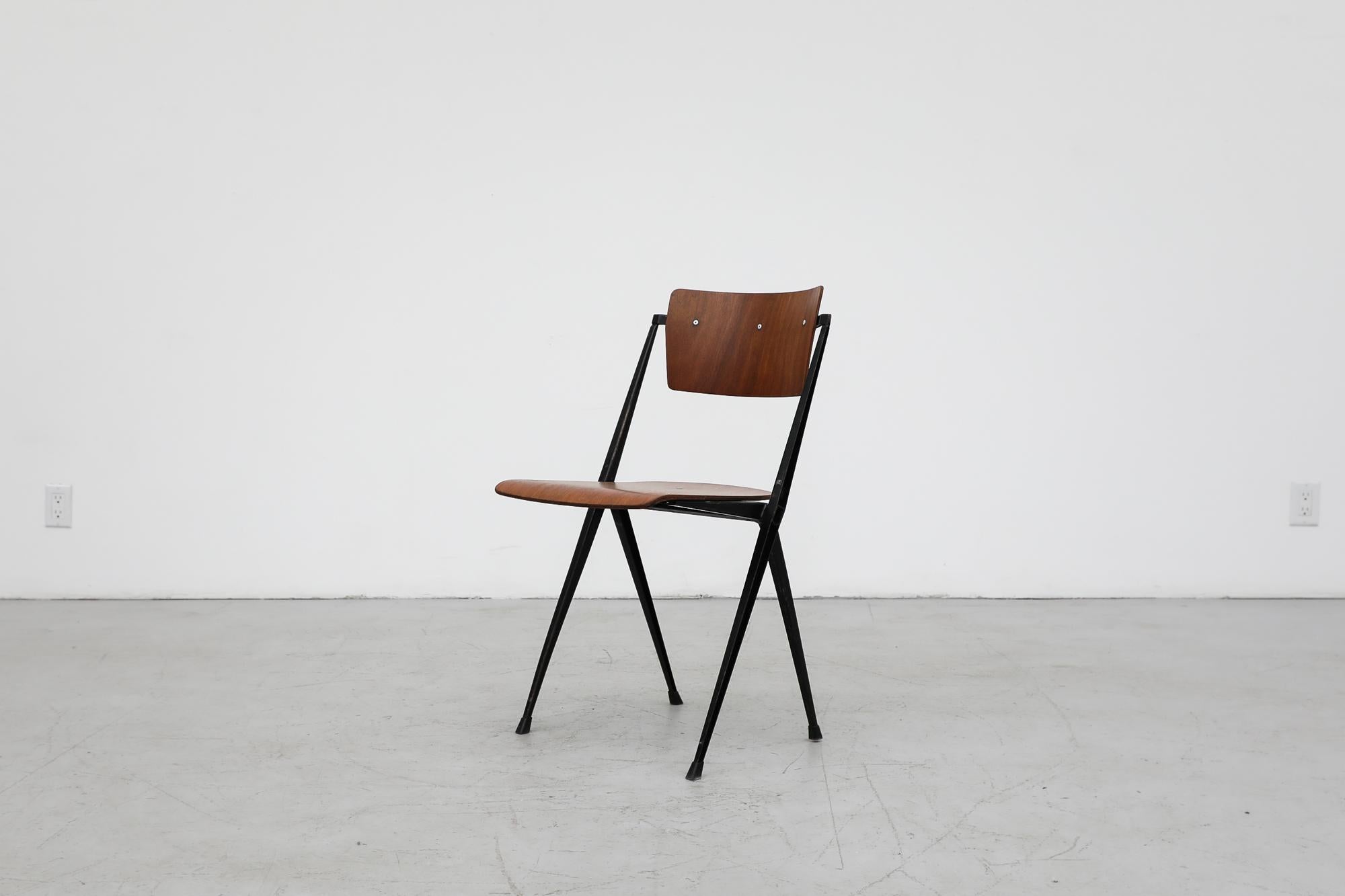 Milieu du XXe siècle Ensemble de 6 chaises empilables pyramidales Wim Rietveld en teck et métal noir  Cadre en vente
