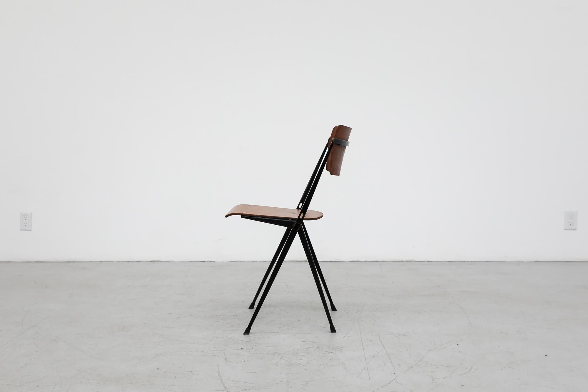 Métal Ensemble de 6 chaises empilables pyramidales Wim Rietveld en teck et métal noir  Cadre en vente