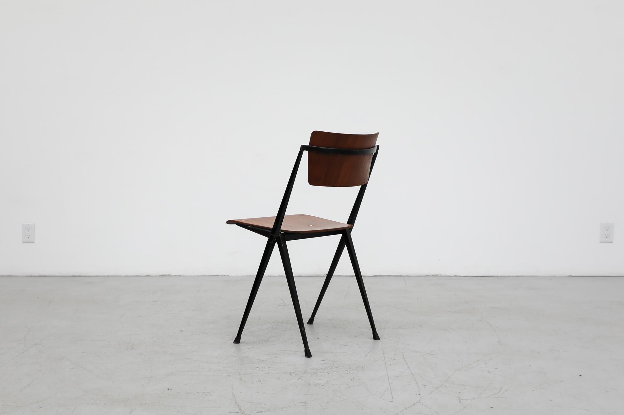 Ensemble de 6 chaises empilables pyramidales Wim Rietveld en teck et métal noir  Cadre en vente 1