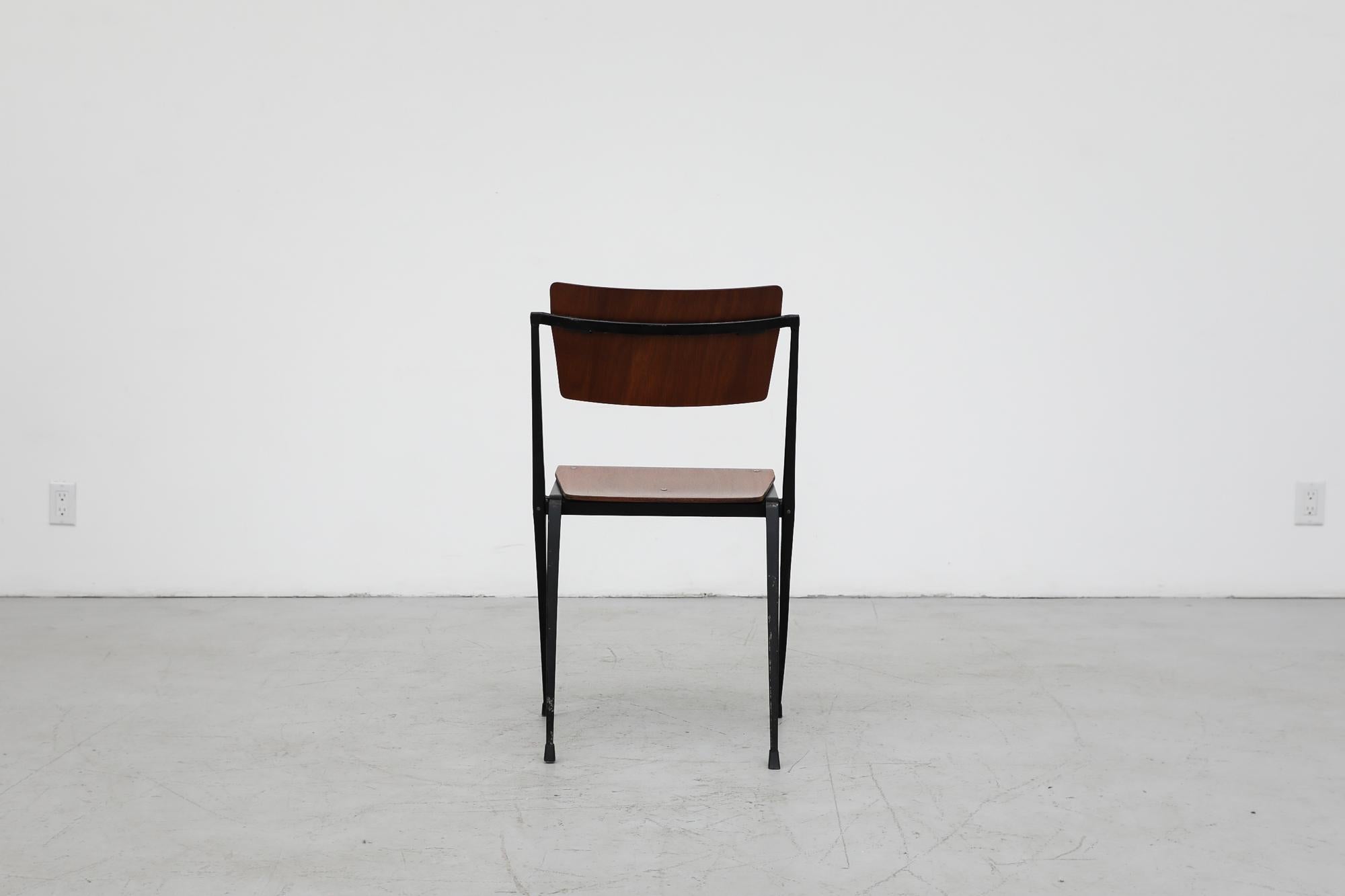 Ensemble de 6 chaises empilables pyramidales Wim Rietveld en teck et métal noir  Cadre en vente 2