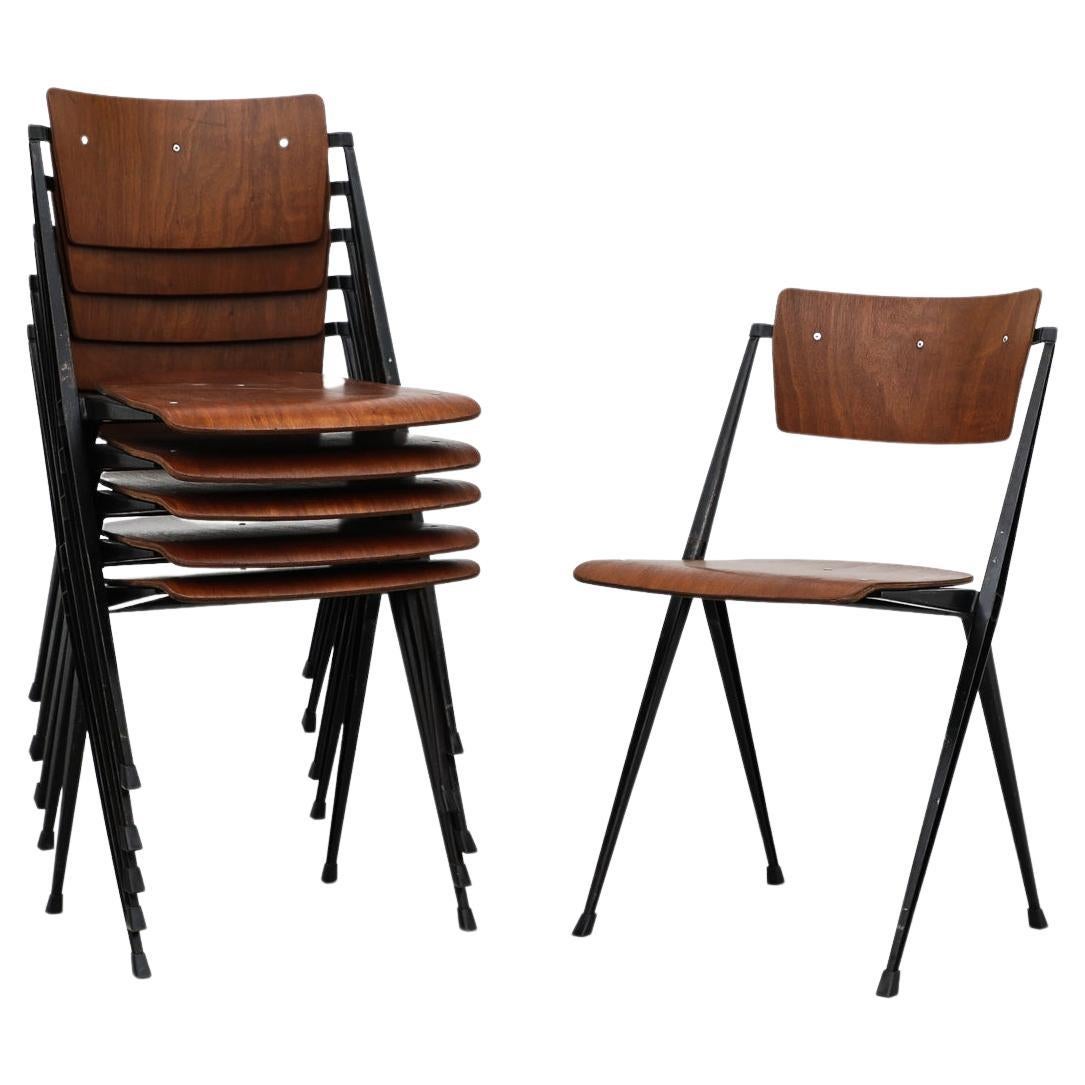 Ensemble de 6 chaises empilables pyramidales Wim Rietveld en teck et métal noir  Cadre en vente