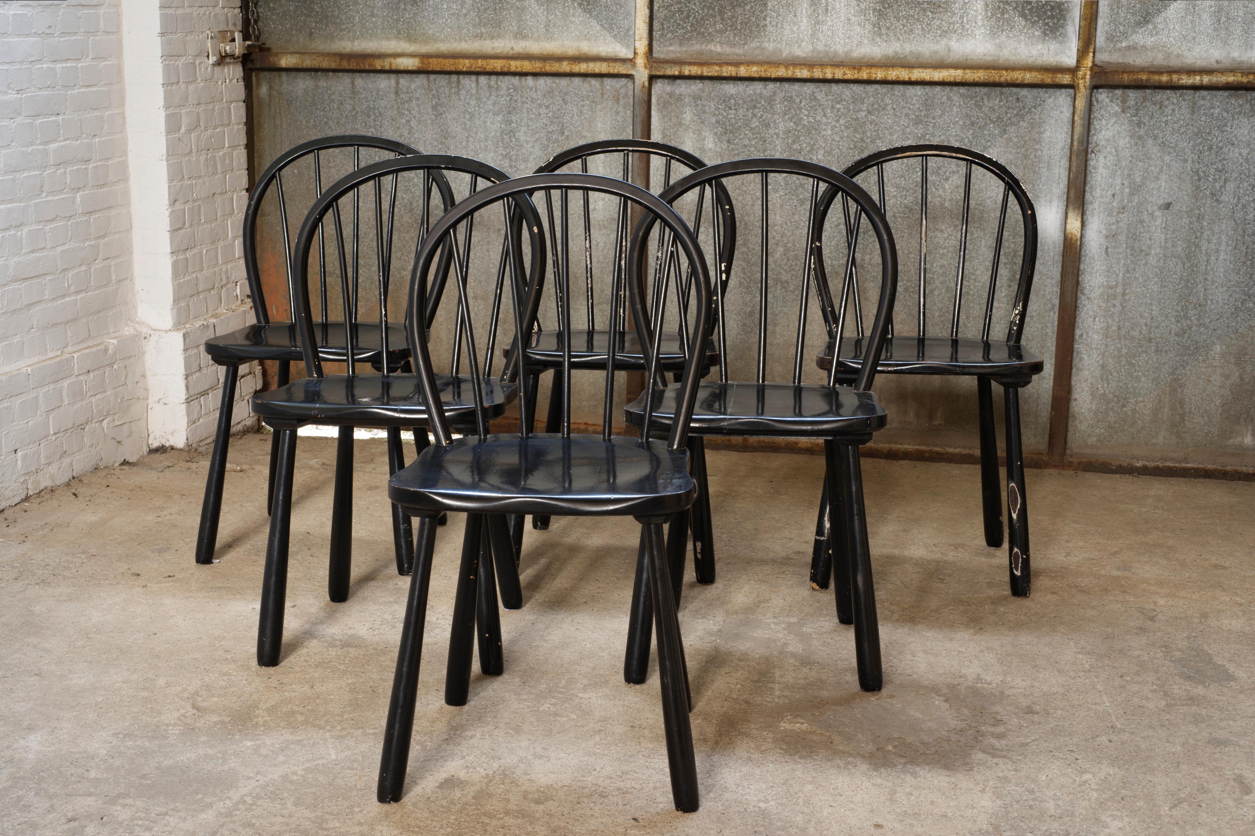 6 Windsor-Esszimmerstühle von Jørgen Anker Heegaard, Entwurf 1940

Mein Lieblings-Esszimmerstuhl von Fritz Hansen ist eine elegante und einzigartige Interpretation des englischen Windsor-Stuhls mit Spindelrücken. Die vier Füße sind organisch geformt