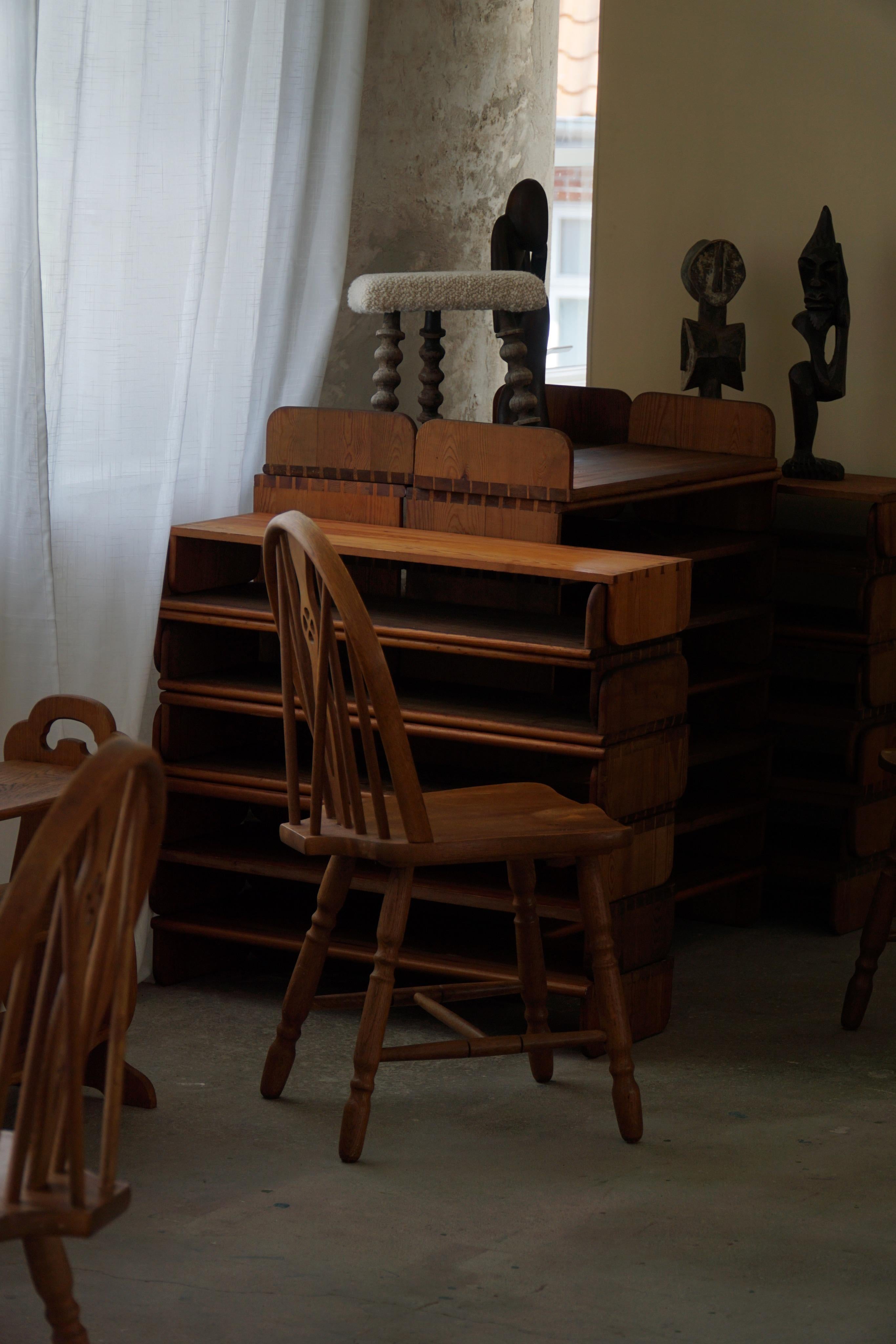 Wir präsentieren einen prächtigen Satz von sechs Windsor-Esszimmerstühlen, die aus massiver Eiche im englischen edwardianischen Stil gefertigt sind und aus dem späten 19. Diese Stühle strahlen zeitlose Eleganz aus und verkörpern die Handwerkskunst