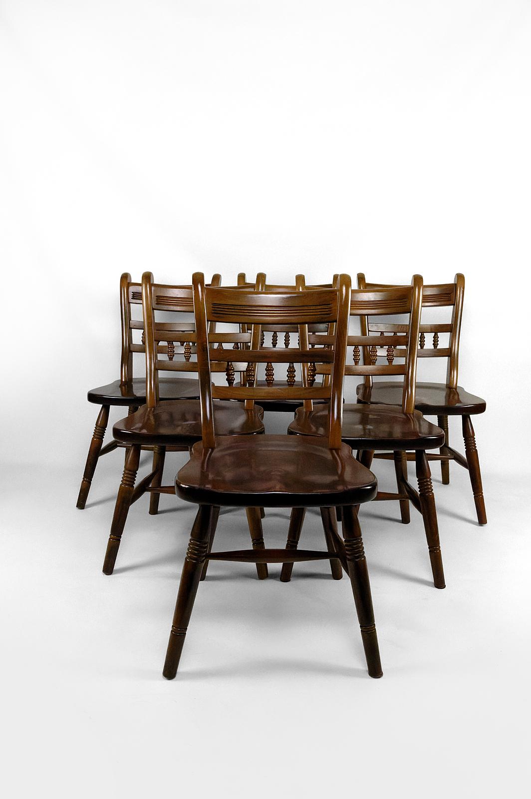 Set of 6 Windsor / tavern / western / bistro / saloon / cowboy chairs in beech wood.

Good condition, heavy and solid, small traces of wear.
Circa 1970.

Dimensions:
Height:91cm
Seat height: 46cm
Width:51cm
Depth:56cm