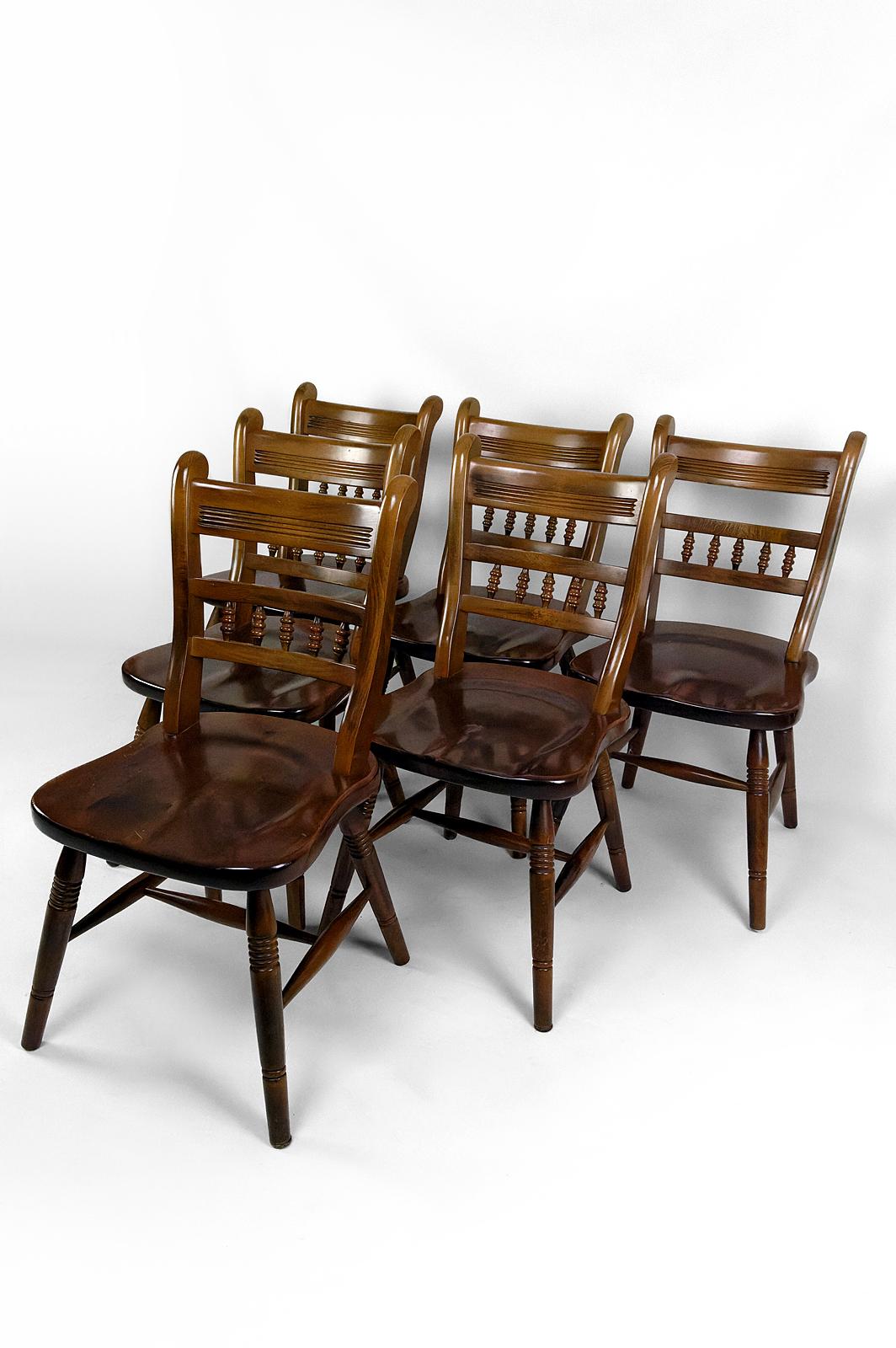 Victorien Ensemble de 6 chaises Windsor / Western / Cowboy en hêtre, vers 1970 en vente